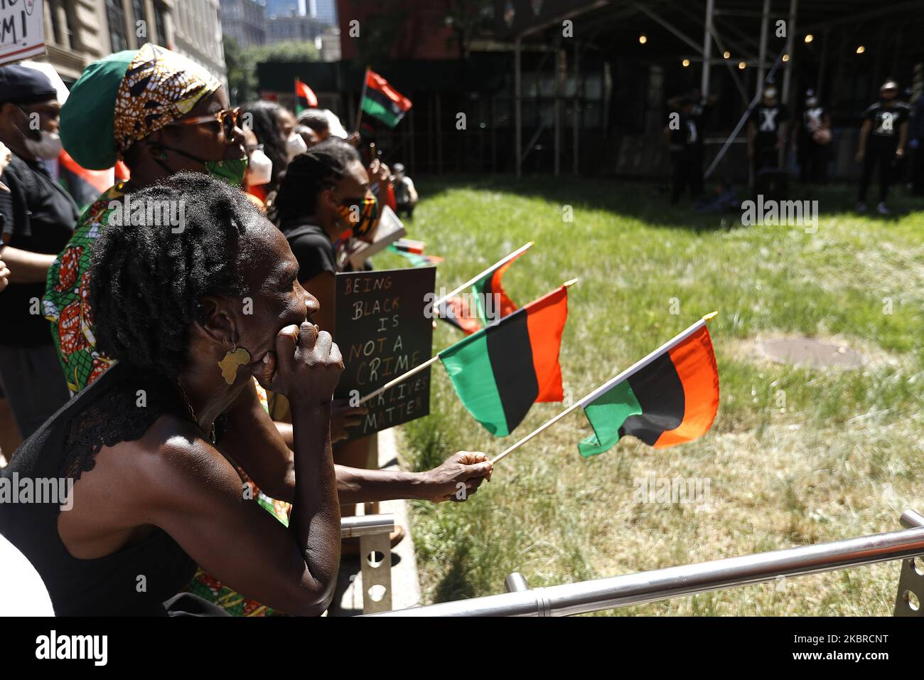 Les gens marchent à travers la ville, et passent près du monument national du sol de Burial africain, à l'occasion du dix-septième anniversaire de 155th à New York, États-Unis, 19 juin 2020. La plus ancienne commémoration nationale de la fin de l'esclavage datant de 19 juin 1865. À cette date, les soldats de l'Union sont arrivés à Galveston, au Texas, et ont annoncé la fin de la guerre civile et que tous les esclaves sont libres conformément à la loi fédérale. (Photo de John Lamparski/NurPhoto) Banque D'Images