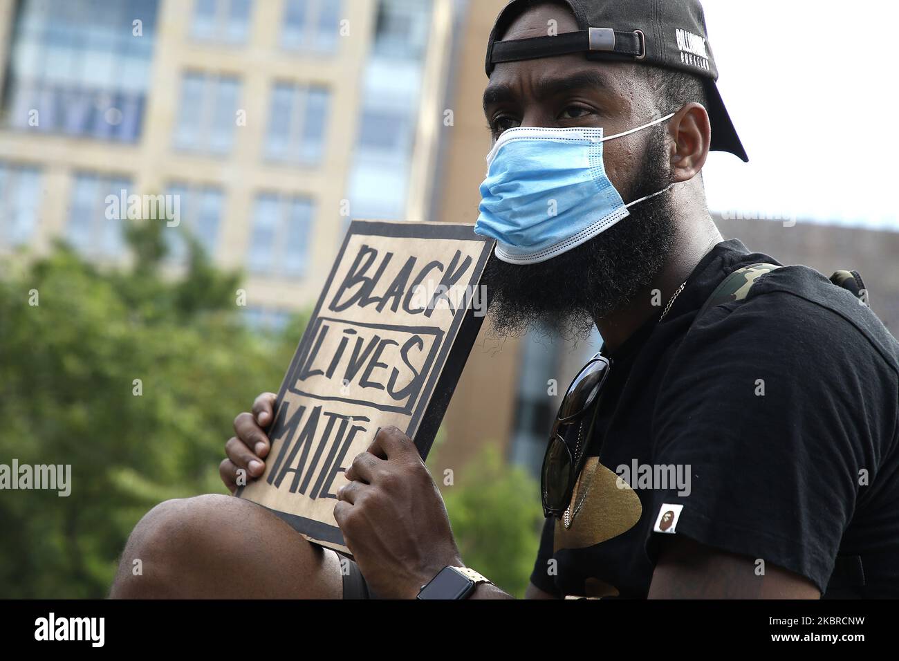 Les gens marchent à travers la ville, et passent près du monument national du sol de Burial africain, à l'occasion du dix-septième anniversaire de 155th à New York, États-Unis, 19 juin 2020. La plus ancienne commémoration nationale de la fin de l'esclavage datant de 19 juin 1865. À cette date, les soldats de l'Union sont arrivés à Galveston, au Texas, et ont annoncé la fin de la guerre civile et que tous les esclaves sont libres conformément à la loi fédérale. (Photo de John Lamparski/NurPhoto) Banque D'Images