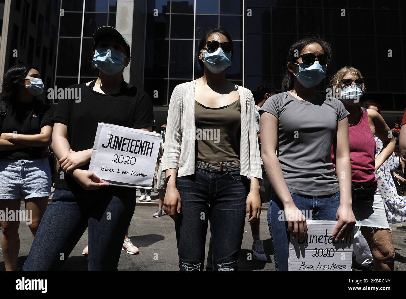 Les gens marchent à travers la ville, et passent près du monument national du sol de Burial africain, à l'occasion du dix-septième anniversaire de 155th à New York, États-Unis, 19 juin 2020. La plus ancienne commémoration nationale de la fin de l'esclavage datant de 19 juin 1865. À cette date, les soldats de l'Union sont arrivés à Galveston, au Texas, et ont annoncé la fin de la guerre civile et que tous les esclaves sont libres conformément à la loi fédérale. (Photo de John Lamparski/NurPhoto) Banque D'Images
