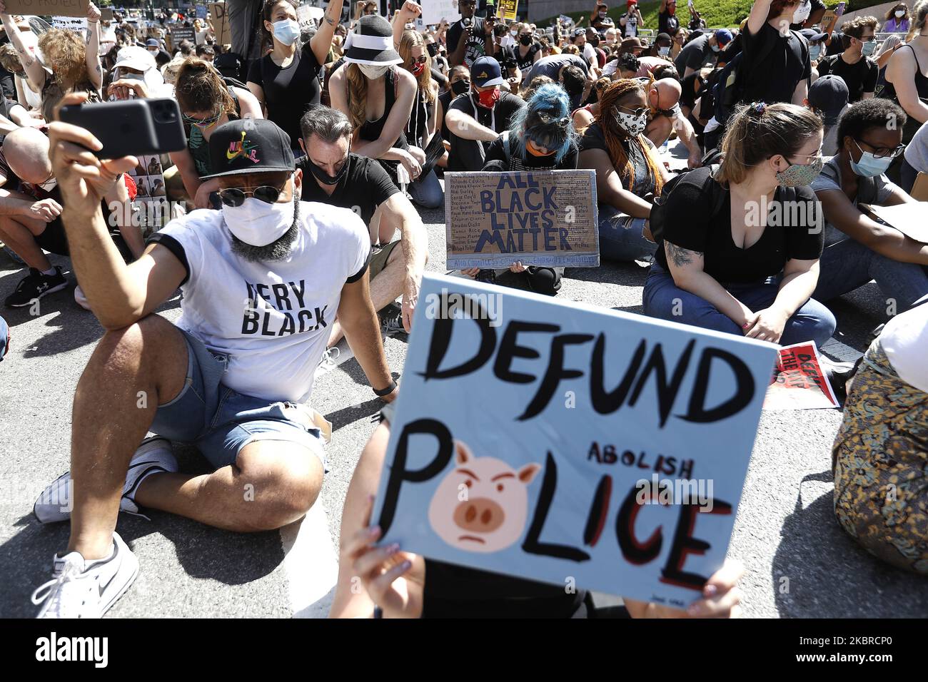 Les gens marchent à travers la ville, et passent près du monument national du sol de Burial africain, à l'occasion du dix-septième anniversaire de 155th à New York, États-Unis, 19 juin 2020. La plus ancienne commémoration nationale de la fin de l'esclavage datant de 19 juin 1865. À cette date, les soldats de l'Union sont arrivés à Galveston, au Texas, et ont annoncé la fin de la guerre civile et que tous les esclaves sont libres conformément à la loi fédérale. (Photo de John Lamparski/NurPhoto) Banque D'Images
