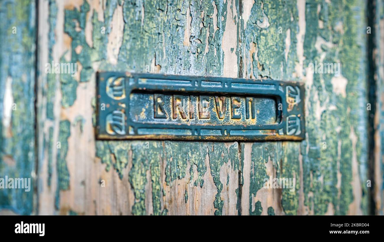 Détail rétro de la vieille porte avec peinture craquelée verte Banque D'Images