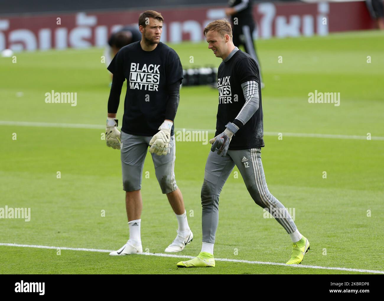 Marek Rodak de Fulham et Marcus Bettinelli de Fulham portant un maillot noir Lives Matter lors du match de championnat Sky Bet entre Fulham et Brentford à Craven Cottage, Londres, le samedi 20th juin 2020. (Photo de Jacques Feeney/MI News/NurPhoto) Banque D'Images