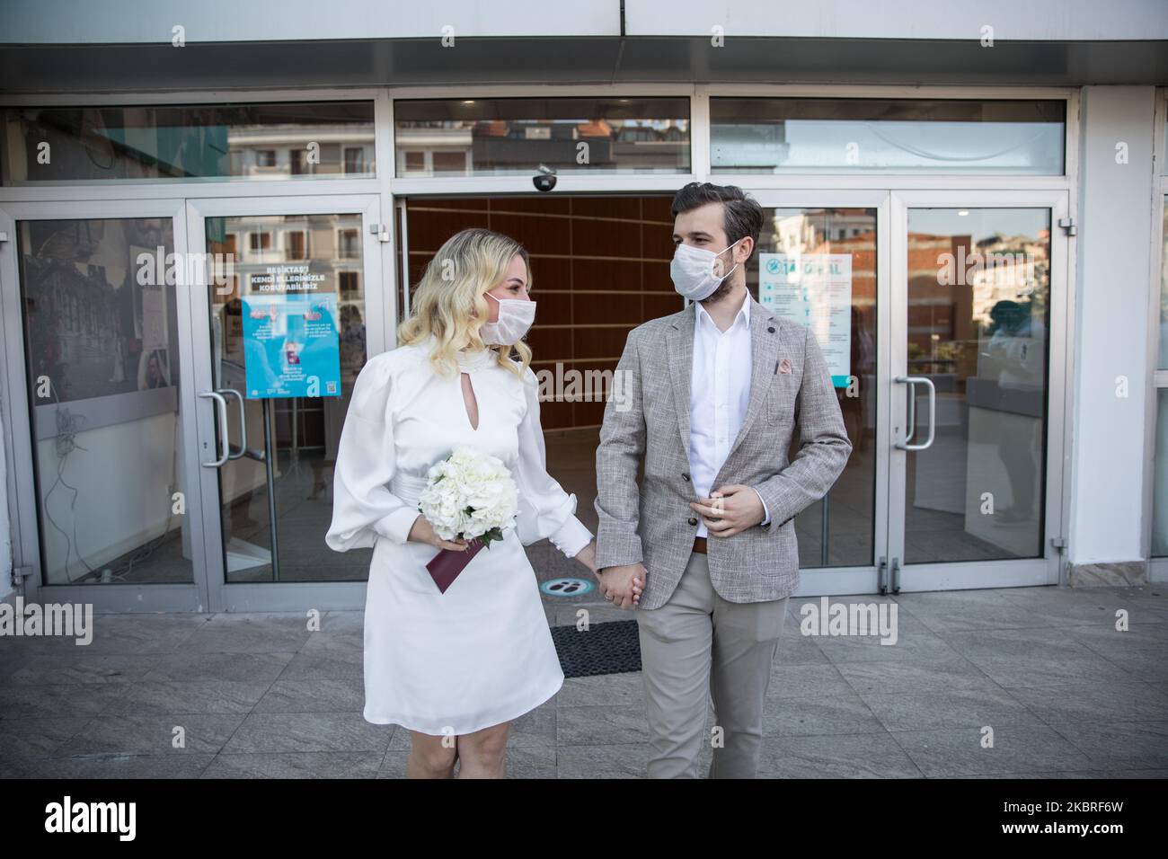 Un couple portant un masque de sortie de la salle de mariage à Istanbul, Turquie sur 20 juin 2020. La Turquie rouvre des restaurants, des cafés, des parcs, des plages, lève les interdictions de voyager entre les villes alors que le pays atténue les mesures de restriction du coronavirus dans le contexte de la pandémie en cours de la maladie COVID-19 causée par le coronavirus du SRAS-COV-2 le 01 juin. (Photo de CEM TekkeÅŸinoÄŸlu/NurPhoto) Banque D'Images