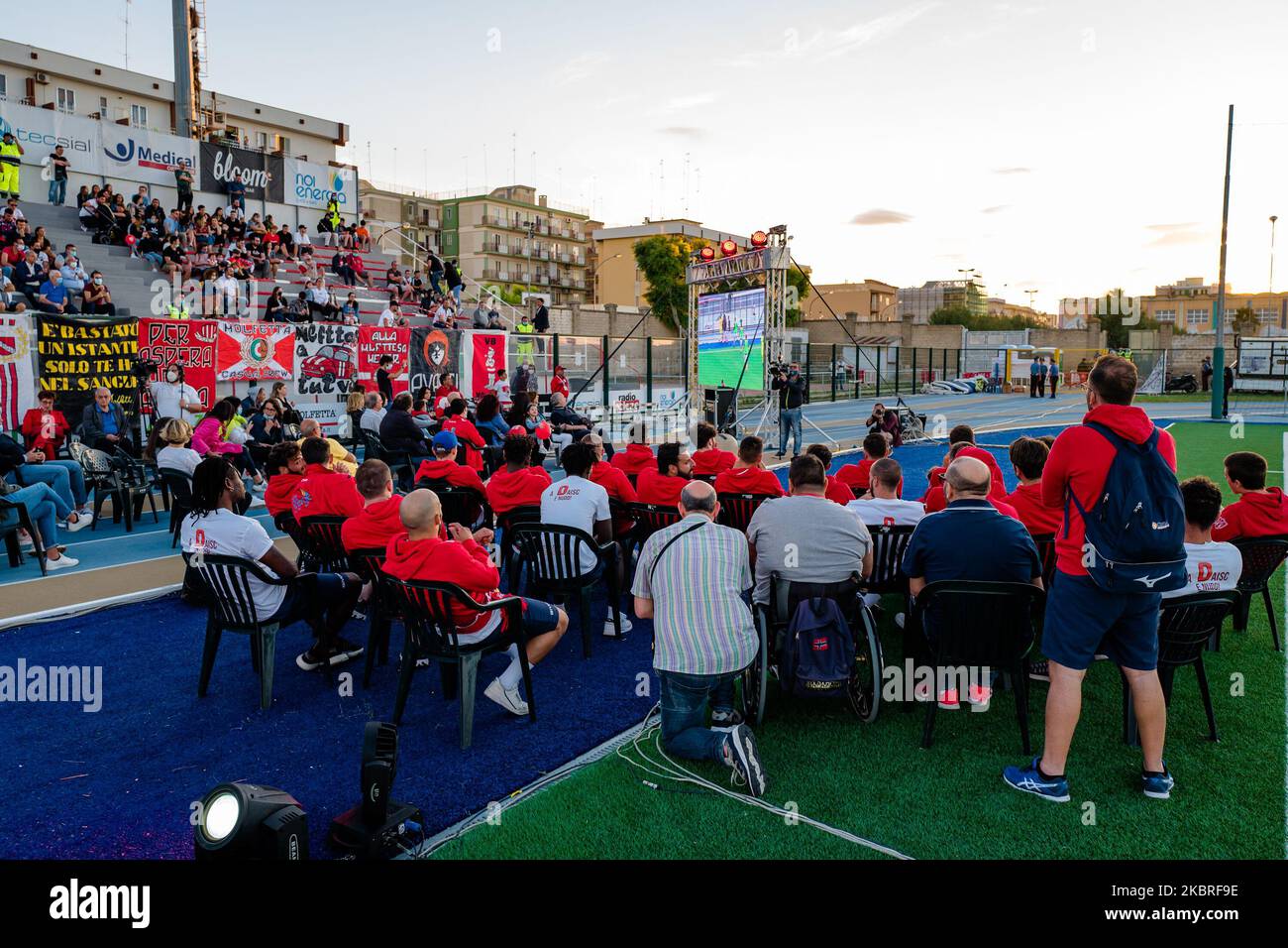 L'équipe de Molfetta Calcio tout en regardant la vidéo des moments passionnants de la saison à Molfetta sur 21 juin 2020. Pour célébrer le retour à la Serie D après 24 ans, Molfetta Calcio a organisé une fête pour revivre les phases passionnantes de la saison avec la présence de l'équipe, de parents et de fans dans une vidéo diffusée au stade Paolo poli à Molfetta (photo de Davide Pischettola/NurPhoto) Banque D'Images
