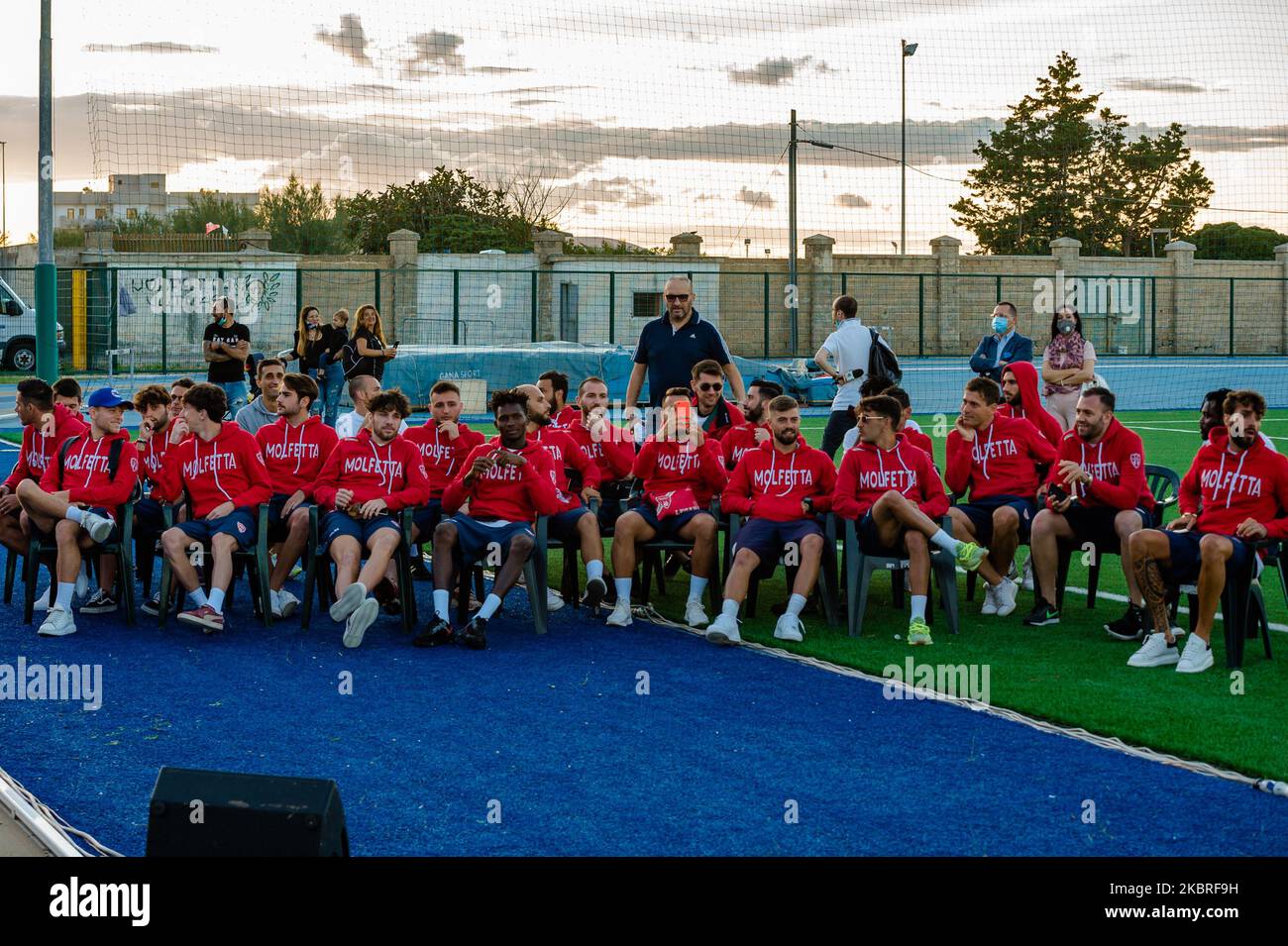 L'équipe de Molfetta Calcio tout en regardant la vidéo des moments passionnants de la saison à Molfetta sur 21 juin 2020. Pour célébrer le retour à la Serie D après 24 ans, Molfetta Calcio a organisé une fête pour revivre les phases passionnantes de la saison avec la présence de l'équipe, de parents et de fans dans une vidéo diffusée au stade Paolo poli à Molfetta (photo de Davide Pischettola/NurPhoto) Banque D'Images