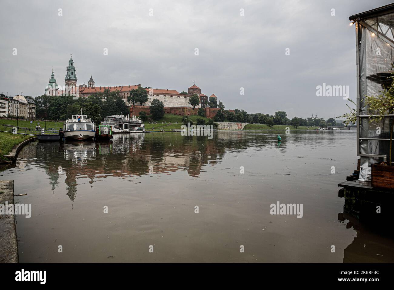 Le niveau de la Vistule rosen à Cracovie et il y a des avertissements d'inondation de niveau trois dans la région car plusieurs pluies et orages violents ont frappé les zones de Cracovie, en Pologne, sur 21 juin 2020. (Photo par Dominika Zarzycka/NurPhoto) Banque D'Images