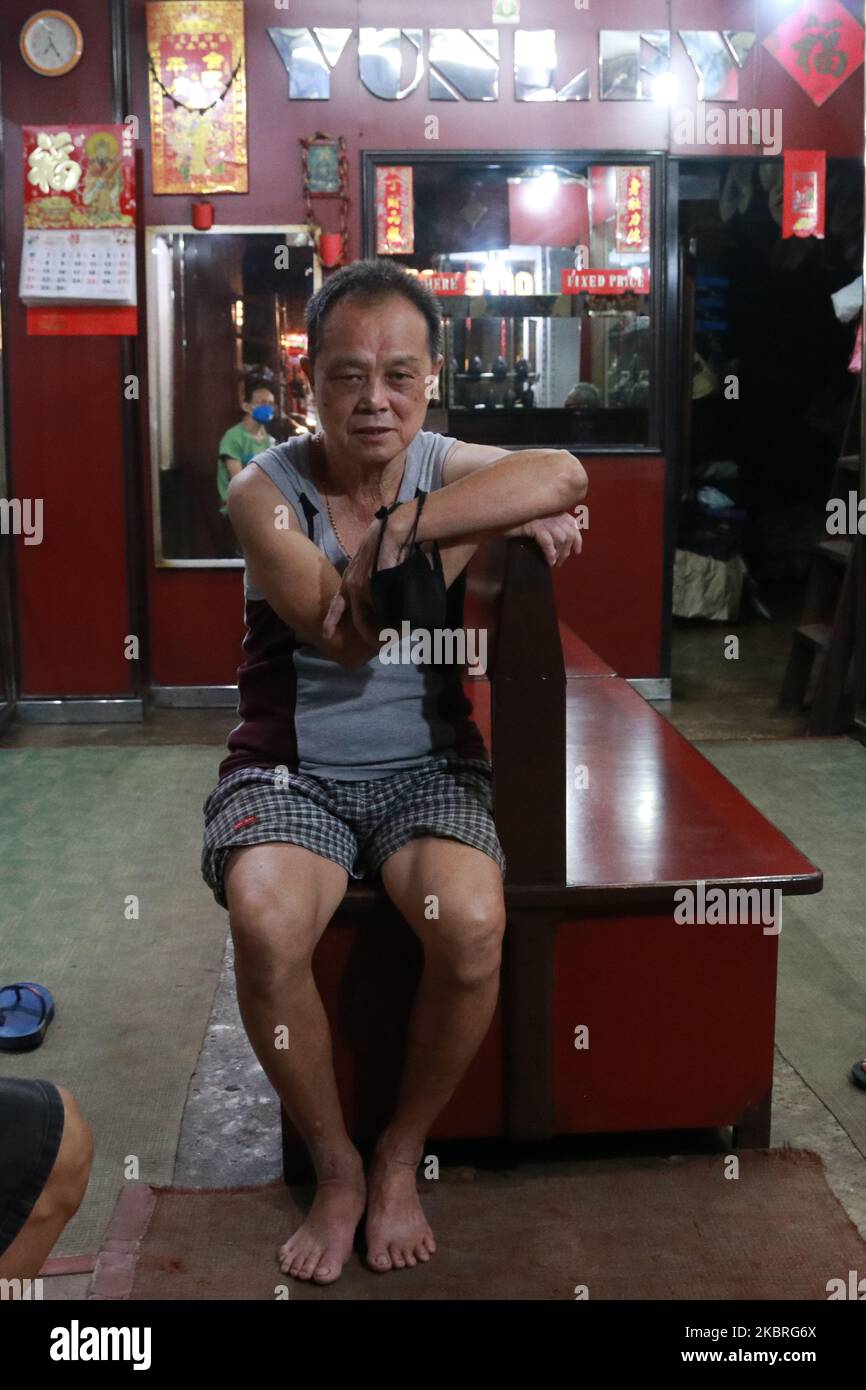 Les Indiens de Chine ethnique se trouvent dans une salle d'exposition de chaussures chinoises et attendent un client d'un marché à Kolkata, en Inde, sur 22 juin 2020. Maximum Indian boycott Chinese- made products,le Premier ministre indien Narendra Modi a déclaré sur 19 juin que son pays était ''blessé et en colère' après un conflit frontalier avec la Chine qui a laissé 20 soldats morts, et a averti que l'armée a été autorisée à régner librement pour répondre à toute nouvelle violence. (Photo de Debajyoti Chakraborty/NurPhoto) Banque D'Images