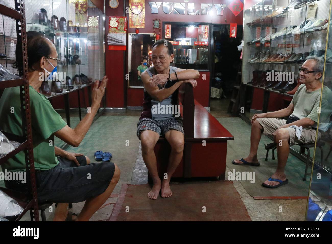 Les Indiens de Chine ethnique se trouvent dans une salle d'exposition de chaussures chinoises et attendent un client d'un marché à Kolkata, en Inde, sur 22 juin 2020. Maximum Indian boycott Chinese- made products,le Premier ministre indien Narendra Modi a déclaré sur 19 juin que son pays était ''blessé et en colère' après un conflit frontalier avec la Chine qui a laissé 20 soldats morts, et a averti que l'armée a été autorisée à régner librement pour répondre à toute nouvelle violence. (Photo de Debajyoti Chakraborty/NurPhoto) Banque D'Images