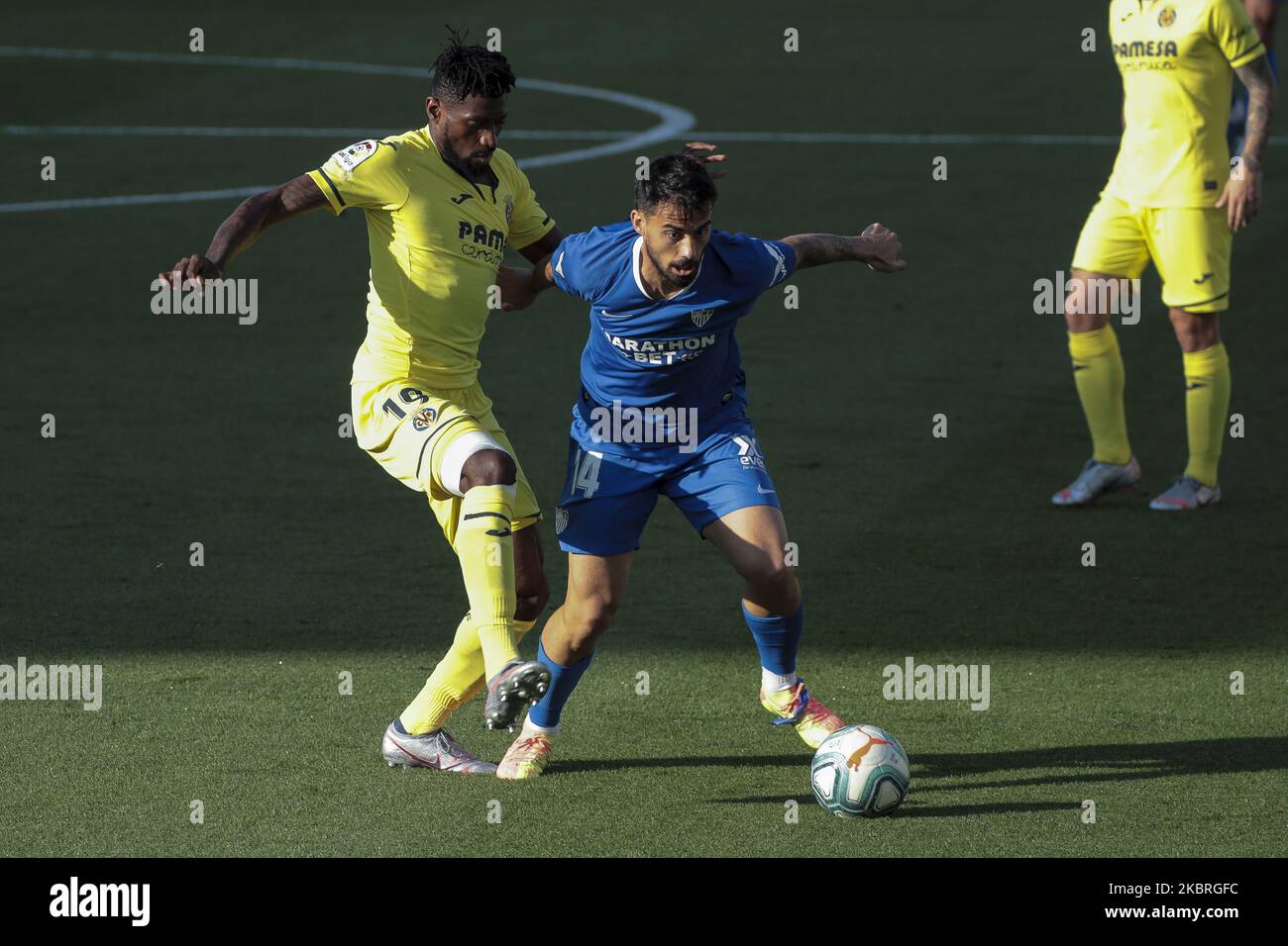 Andr-Frank Zambo Anguissa (L) de Villarreal et Jesus Joaquin Fernandez Saenz de la Torre, Suso du FC Séville pendant le match LaLiga entre le CF de Villarreal et le FC de Séville au stade Ceramica sur 22 juin 2020. (Photo de Jose Miguel Fernandez/NurPhoto) Banque D'Images