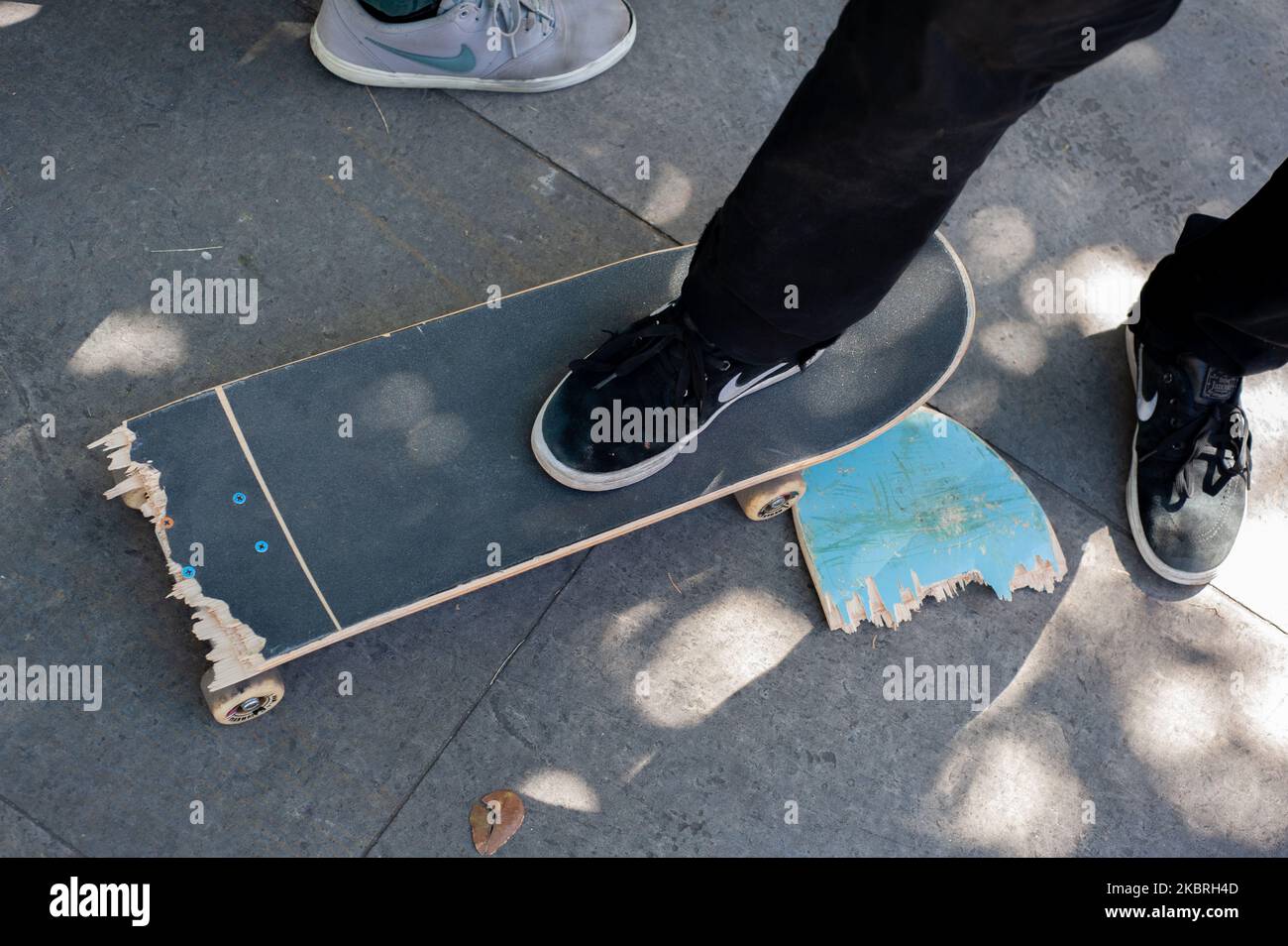 Des milliers de patineurs se rassemblent dans le parc national de Bogota pour célébrer la journée internationale de skateboard à Bogota, en Colombie, sur 21 juin 2020. La journée internationale de skateboard est célébrée depuis 2002. La culture du skateboard en Colombie se rassemble chaque année pour remplir les rues et les parcs de la ville, cette année mesure au milieu du coronavirus où pris par les patineurs qui ont l'obligation d'utiliser des masques de visage et de désinfecter leurs mains constamment. (Photo par Sebastian Barros/NurPhoto) Banque D'Images