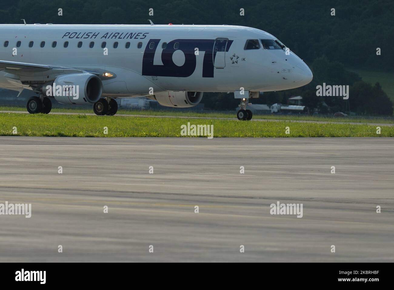 L'avion DE LOT Polish Airlines passe près d'un avion de transport militaire C-130 Hercules Lockheed, à la base militaire de Balice. Sur 23 juin 2020, à l'aéroport militaire de Balice, Cracovie, petite Pologne Voivodeship, Pologne. (Photo par Artur Widak/NurPhoto) Banque D'Images
