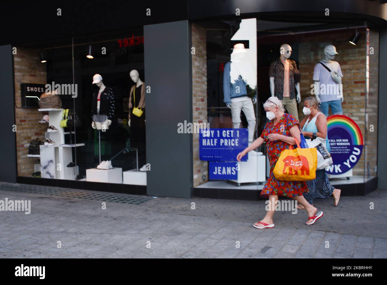 Une paire de femmes portant un masque facial se tourne sur la rue Vieux-Québec depuis la rue Oxford, à Londres, en Angleterre, sur 23 juin 2020. Le Premier ministre britannique Boris Johnson a annoncé aujourd'hui que la prochaine étape de l'assouplissement du confinement en Angleterre se ferait selon les horaires, avec des pubs, des restaurants, des hôtels, des coiffeurs, théâtres, cinémas, musées, galeries, bibliothèques, Parcs à thème et zoos autorisés à rouvrir de 4 juillet. La règle de distance sociale de deux mètres doit également être réduite de moitié à partir de la même date, et les gens sont encouragés à prendre des mesures d'atténuation supplémentaires, comme le port de couvre-visage, lorsqu'ils sont proches les uns des autres. Le chang Banque D'Images