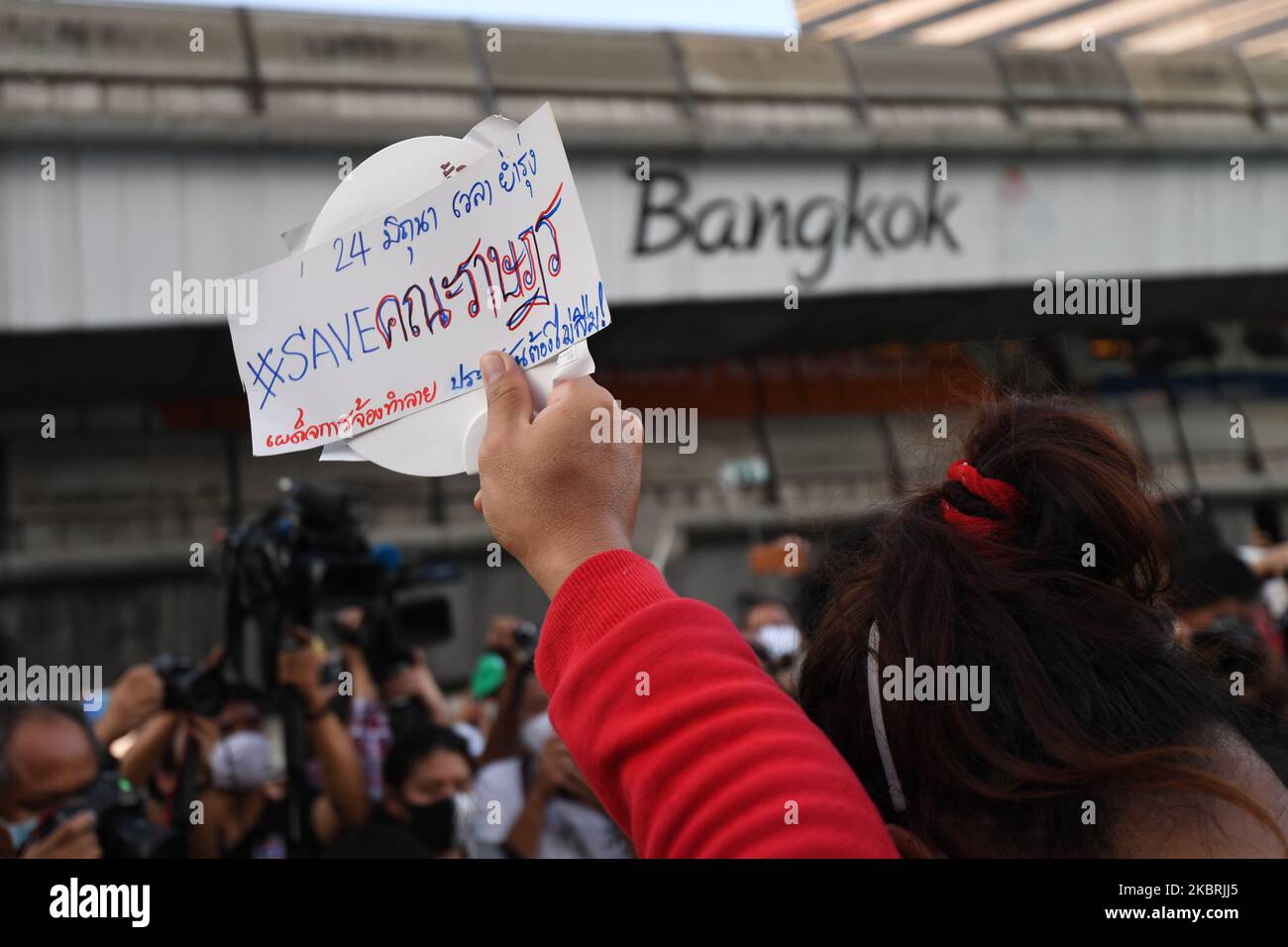 Un militant pro-démocratie tient un écriteau lors d'une manifestation sur le 88th anniversaire d'une révolte qui a mis fin à la monarchie absolue dans le pays, à l'intersection de Pathum WAN sur 24 juin 2020 à Bangkok, en Thaïlande. (Photo de Vachira Vachira/NurPhoto) Banque D'Images