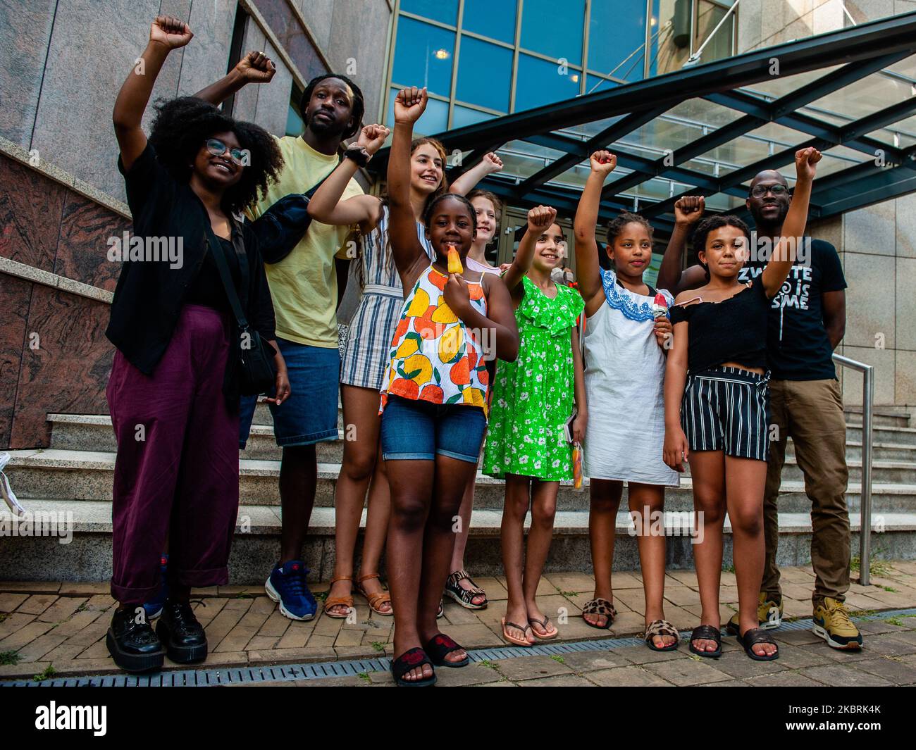 Mitchell Esajas, et le rappeur hollandais Akwasi posent avec le groupe d'enfants qui sont organisés, la première manifestation d'enfants de la vie noire est importante à Diemen, aux pays-Bas, sur 25 juin 2020. (Photo par Romy Arroyo Fernandez/NurPhoto) Banque D'Images