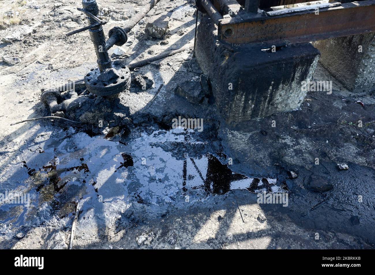 ALBANIE, Kuçova, nommé ville de Staline de 1950 to1991, champ de pétrole brut et pompe de forage de l'ère communiste, toujours en fonctionnement et polluant l'environnement, puddle de pétrole / ALBANIEN, Kucova, von 1950 bis 1991 Qyteti Staline, Stalinstadt, Erdoelfoerderung, alte Oelfoerderpumpe, die heute noch, Özür Betrieb, Ölzur Betriderung, Ölache Betriffung Banque D'Images