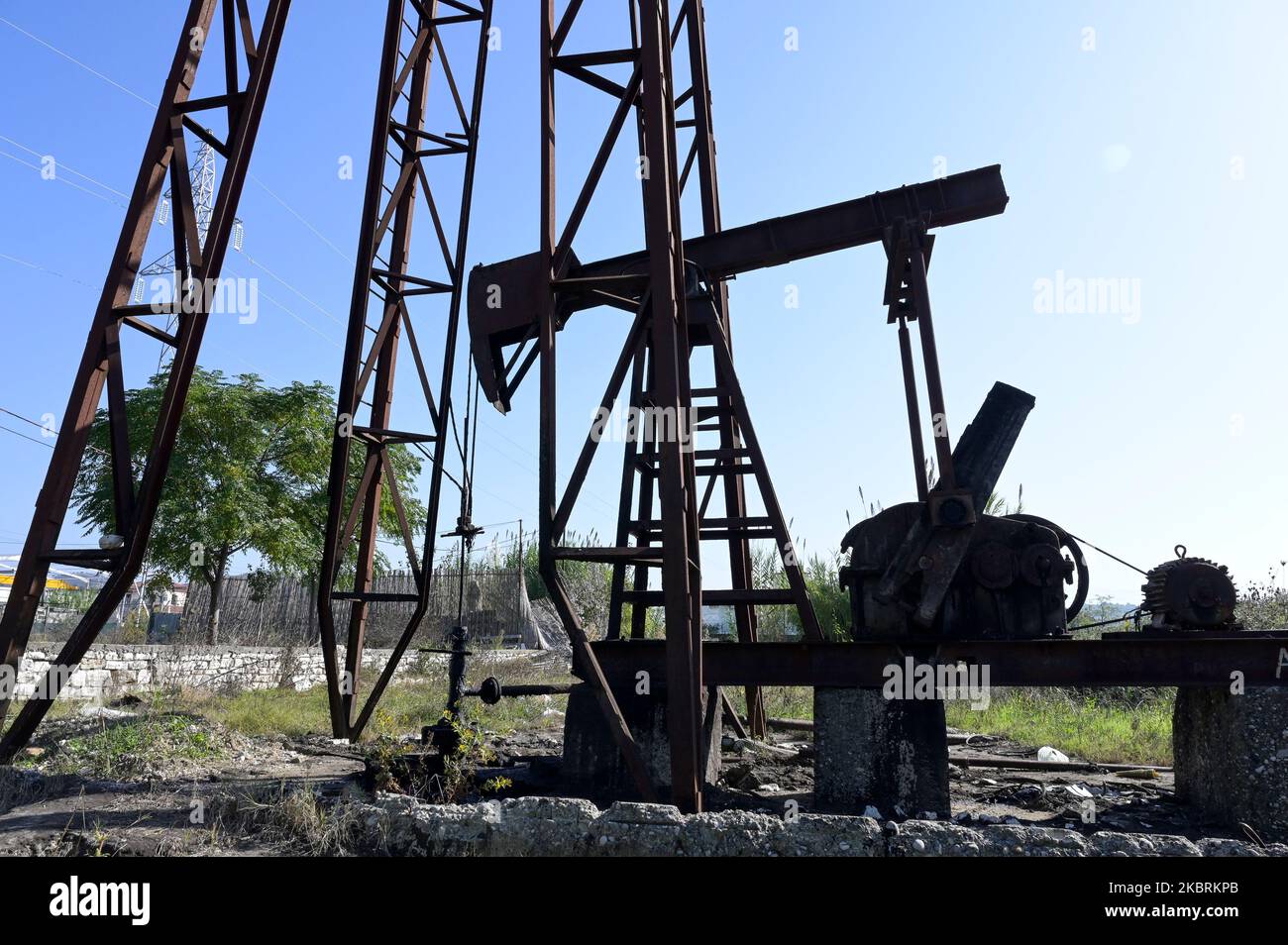 ALBANIE, Kuçova, nommé ville de Staline de 1950 to1991, champ de pétrole brut et pompe de forage de l'ère communiste, toujours en fonctionnement et polluant l'environnement / ALBANIEN, Kucova, von 1950 bis 1991 Qyteti Staline, Stalinstadt, Erdoelfoerderung, alte Oelfoerderpumpe, die henoch zur Ölförderung Betrieb in Betrisind Banque D'Images