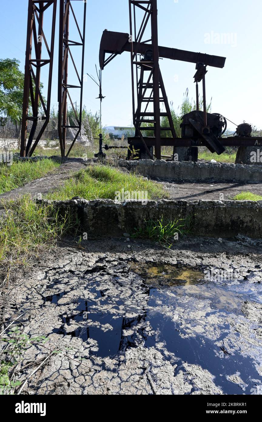 ALBANIE, Kuçova, nommé ville de Staline de 1950 to1991, champ de pétrole brut et pompe de forage de l'ère communiste, toujours en fonctionnement et polluant l'environnement / ALBANIEN, Kucova, von 1950 bis 1991 Qyteti Staline, Stalinstadt, Erdoelfoerderung, alte Oelfoerderpumpe, die henoch zur Ölförderung Betrieb in Betrisind Banque D'Images