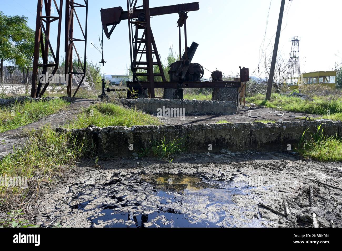 ALBANIE, Kuçova, nommé ville de Staline de 1950 to1991, champ de pétrole brut et pompe de forage de l'ère communiste, toujours en fonctionnement et polluant l'environnement / ALBANIEN, Kucova, von 1950 bis 1991 Qyteti Staline, Stalinstadt, Erdoelfoerderung, alte Oelfoerderpumpe, die henoch zur Ölförderung Betrieb in Betrisind Banque D'Images