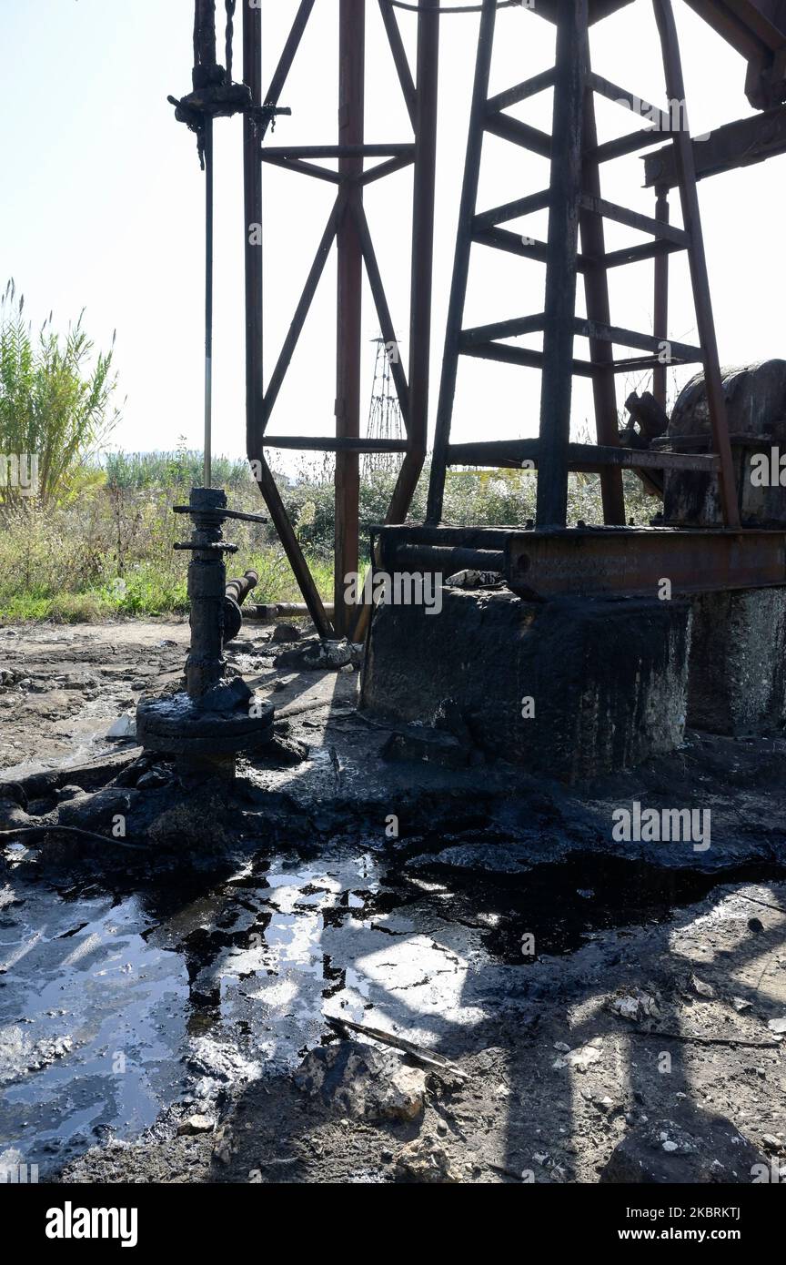 ALBANIE, Kuçova, nommé ville de Staline de 1950 to1991, champ de pétrole brut et pompe de forage de l'ère communiste, toujours en fonctionnement et polluant l'environnement / ALBANIEN, Kucova, von 1950 bis 1991 Qyteti Staline, Stalinstadt, Erdoelfoerderung, alte Oelfoerderpumpe, die henoch zur Ölförderung Betrieb in Betrisind Banque D'Images