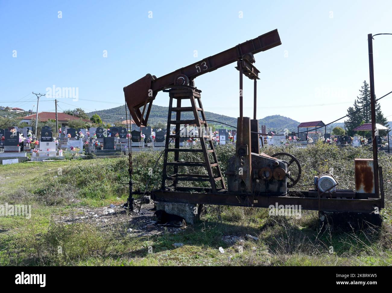 ALBANIE, Kuçova, nommé ville de Staline à partir de 1950 to1991, champ de pétrole brut et ancienne pompe de forage au cimetière, toujours en fonctionnement et polluant l'environnement / ALBANIEN, Kucova, von 1950 bis 1991 Qyteti Staline, Stalinstadt, Erdoelfoerderung, alte Oelfoerderpumpe, die henoch zur Ölförderung Frieind Betrieb, Betrieind Banque D'Images