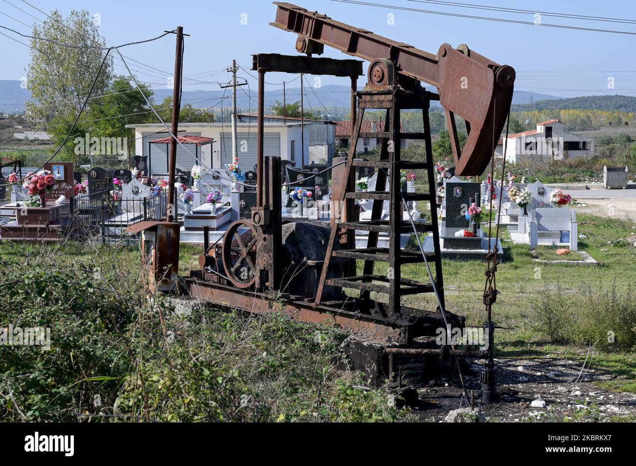 ALBANIE, Kuçova, nommé ville de Staline à partir de 1950 to1991, champ de pétrole brut et ancienne pompe de forage au cimetière, toujours en fonctionnement et polluant l'environnement / ALBANIEN, Kucova, von 1950 bis 1991 Qyteti Staline, Stalinstadt, Erdoelfoerderung, alte Oelfoerderpumpe, die henoch zur Ölförderung Frieind Betrieb, Betrieind Banque D'Images