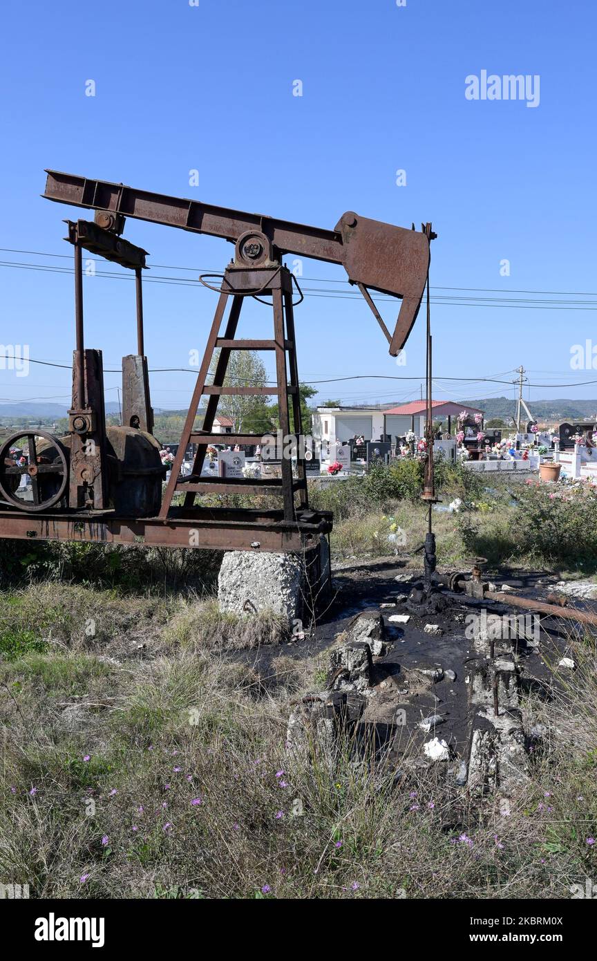 ALBANIE, Kuçova, nommé ville de Staline à partir de 1950 to1991, champ de pétrole brut et ancienne pompe de forage au cimetière, toujours en fonctionnement et polluant l'environnement / ALBANIEN, Kucova, von 1950 bis 1991 Qyteti Staline, Stalinstadt, Erdoelfoerderung, alte Oelfoerderpumpe, die henoch zur Ölförderung Frieind Betrieb, Betrieind Banque D'Images