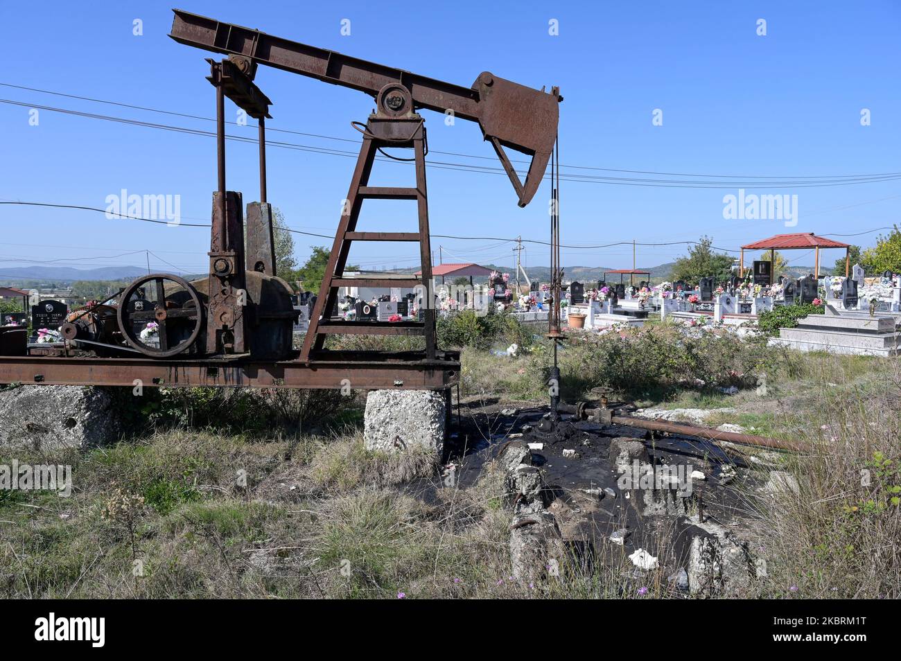 ALBANIE, Kuçova, nommé ville de Staline à partir de 1950 to1991, champ de pétrole brut et ancienne pompe de forage au cimetière, toujours en fonctionnement et polluant l'environnement / ALBANIEN, Kucova, von 1950 bis 1991 Qyteti Staline, Stalinstadt, Erdoelfoerderung, alte Oelfoerderpumpe, die henoch zur Ölförderung Frieind Betrieb, Betrieind Banque D'Images