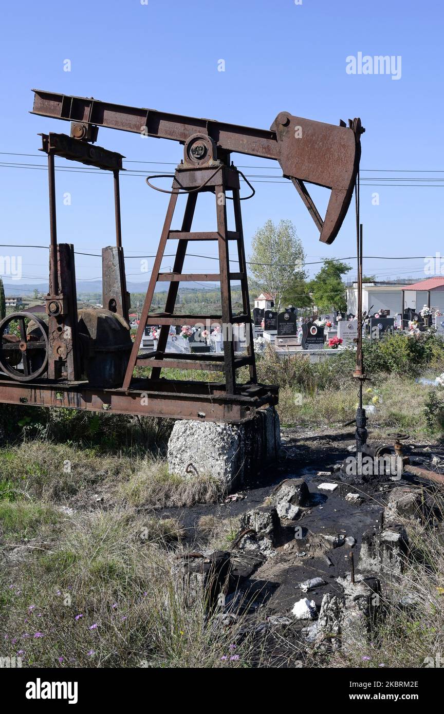 ALBANIE, Kuçova, nommé ville de Staline à partir de 1950 to1991, champ de pétrole brut et ancienne pompe de forage au cimetière, toujours en fonctionnement et polluant l'environnement / ALBANIEN, Kucova, von 1950 bis 1991 Qyteti Staline, Stalinstadt, Erdoelfoerderung, alte Oelfoerderpumpe, die henoch zur Ölförderung Frieind Betrieb, Betrieind Banque D'Images