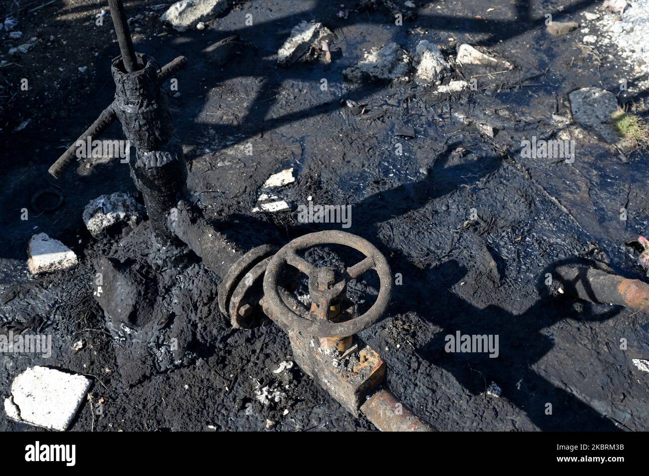 ALBANIE, Kuçova, nommé ville de Staline de 1950 to1991, champ de pétrole brut et pompe de forage de l'ère communiste, toujours en fonctionnement et polluant l'environnement, puddle de pétrole / ALBANIEN, Kucova, von 1950 bis 1991 Qyteti Staline, Stalinstadt, Erdoelfoerderung, alte Oelfoerderpumpe, die heute noch, Özür Betrieb, Ölzur Betriderung, Ölache Betriffung Banque D'Images