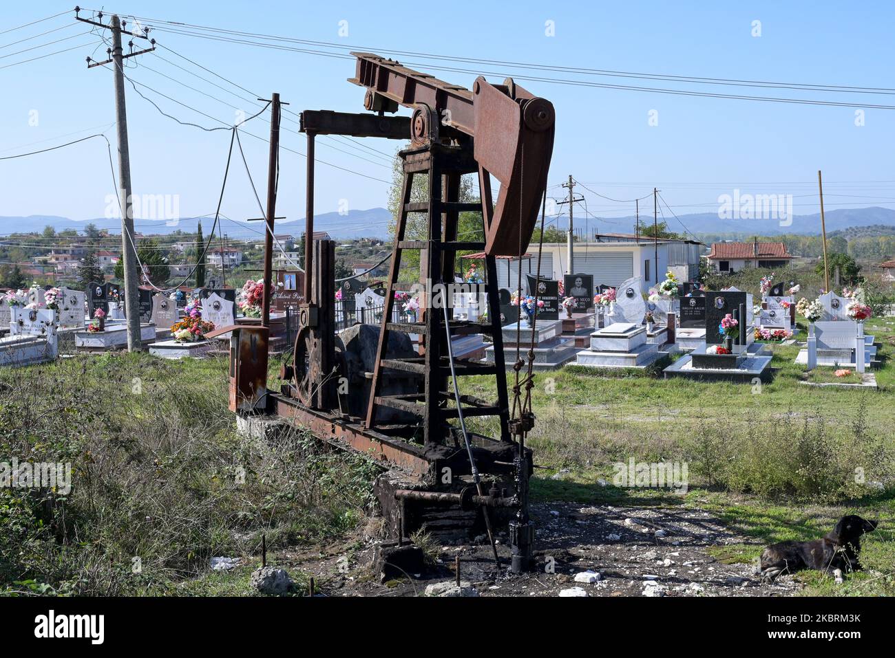 ALBANIE, Kuçova, nommé ville de Staline à partir de 1950 to1991, champ de pétrole brut et ancienne pompe de forage au cimetière, toujours en fonctionnement et polluant l'environnement / ALBANIEN, Kucova, von 1950 bis 1991 Qyteti Staline, Stalinstadt, Erdoelfoerderung, alte Oelfoerderpumpe, die henoch zur Ölförderung Frieind Betrieb, Betrieind Banque D'Images