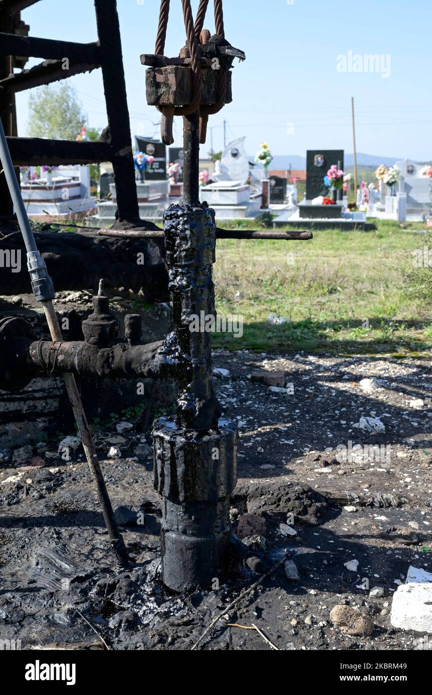 ALBANIE, Kuçova, nommé ville de Staline à partir de 1950 to1991, champ de pétrole brut et ancienne pompe de forage au cimetière, toujours en fonctionnement et polluant l'environnement / ALBANIEN, Kucova, von 1950 bis 1991 Qyteti Staline, Stalinstadt, Erdoelfoerderung, alte Oelfoerderpumpe, die henoch zur Ölförderung Frieind Betrieb, Betrieind Banque D'Images
