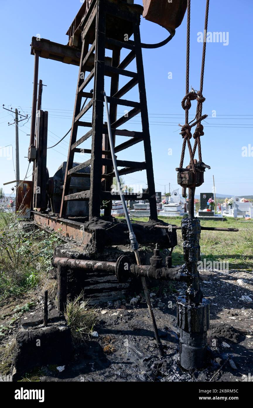 ALBANIE, Kuçova, nommé ville de Staline à partir de 1950 to1991, champ de pétrole brut et ancienne pompe de forage au cimetière, toujours en fonctionnement et polluant l'environnement / ALBANIEN, Kucova, von 1950 bis 1991 Qyteti Staline, Stalinstadt, Erdoelfoerderung, alte Oelfoerderpumpe, die henoch zur Ölförderung Frieind Betrieb, Betrieind Banque D'Images
