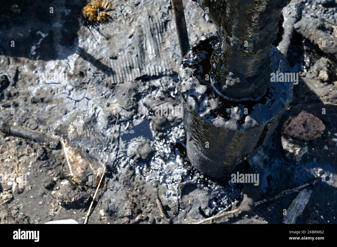 ALBANIE, Kuçova, nommé ville de Staline de 1950 to1991, champ de pétrole brut et pompe de forage de l'ère communiste, toujours en fonctionnement et polluant l'environnement, puddle de pétrole / ALBANIEN, Kucova, von 1950 bis 1991 Qyteti Staline, Stalinstadt, Erdoelfoerderung, alte Oelfoerderpumpe, die heute noch, Özür Betrieb, Ölzur Betriderung, Ölache Betriffung Banque D'Images