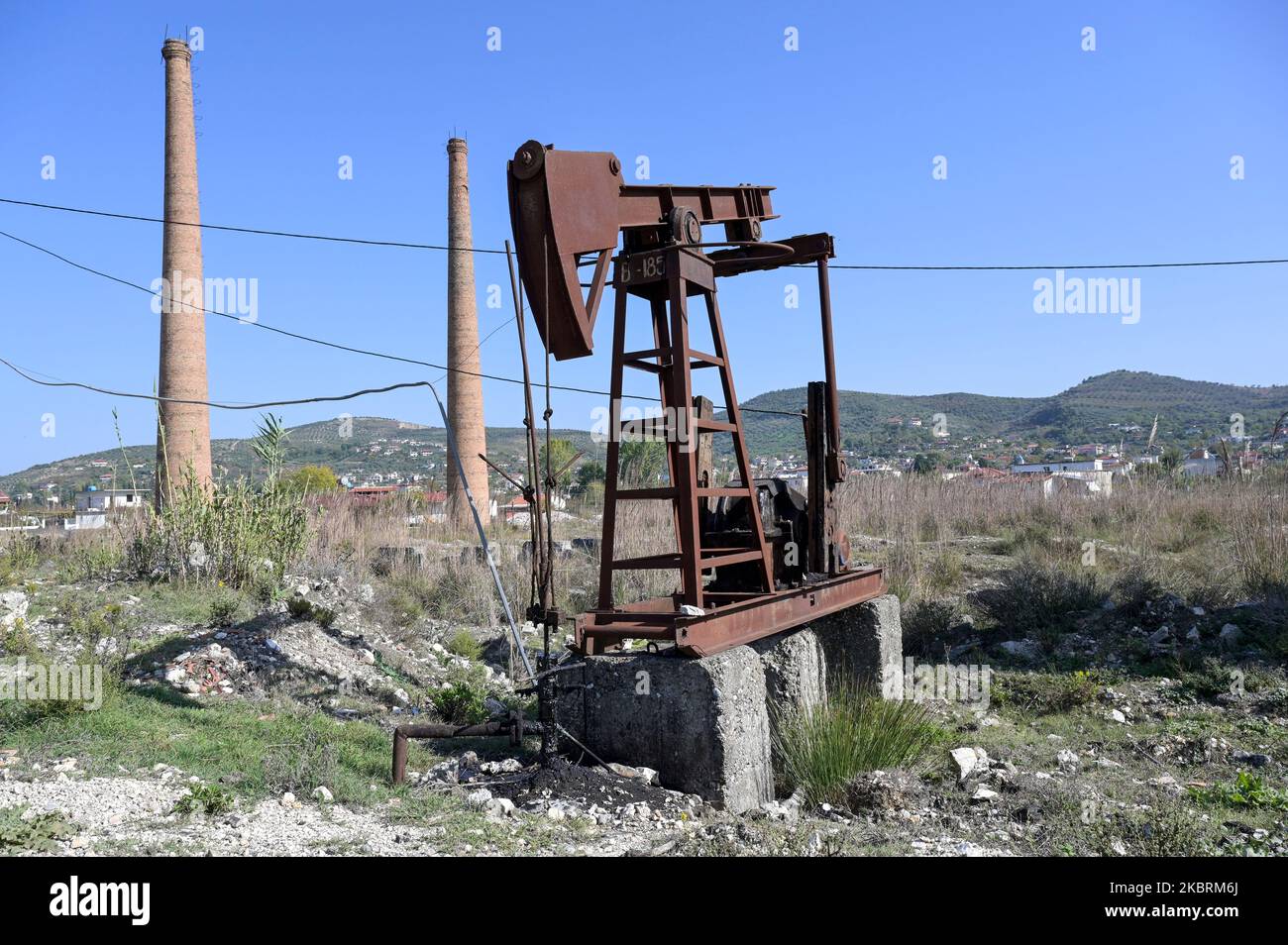 ALBANIE, Kuçova, nommé ville de Staline de 1950 to1991, champ de pétrole brut et pompe de forage de l'ère communiste, toujours en fonctionnement et polluant l'environnement / ALBANIEN, Kucova, von 1950 bis 1991 Qyteti Staline, Stalinstadt, Erdoelfoerderung, alte Oelfoerderpumpe, die henoch zur Ölförderung Betrieb in Betrisind Banque D'Images