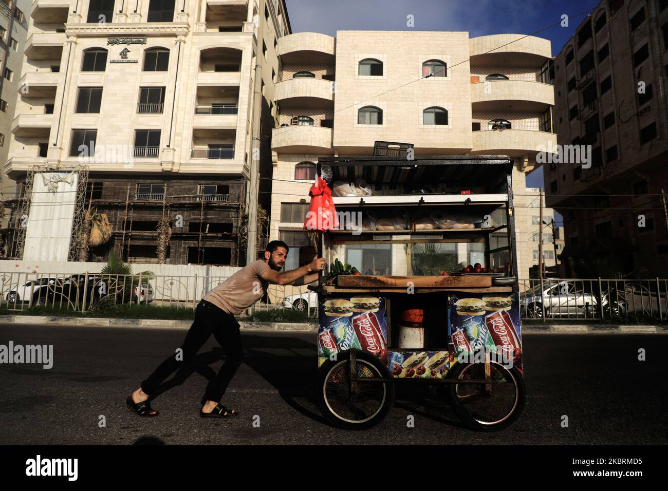 Un vendeur palestinien pousse une voiturette par temps chaud dans la ville de Gaza , après l'assouplissement des restrictions imposées dans le contexte de la pandémie de COVID-19, 26 juin 2020. (Photo de Majdi Fathi/NurPhoto) Banque D'Images
