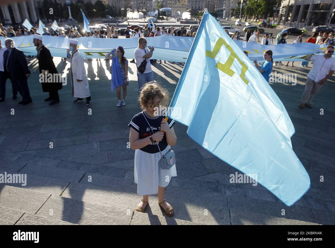 La communauté des Tatars de Crimée en Ukraine assiste à un rassemblement lors de la célébration du jour du drapeau des Tatars de Crimée à Kiev, en Ukraine, le 26 juin 2020. (Photo par STR/NurPhoto) Banque D'Images