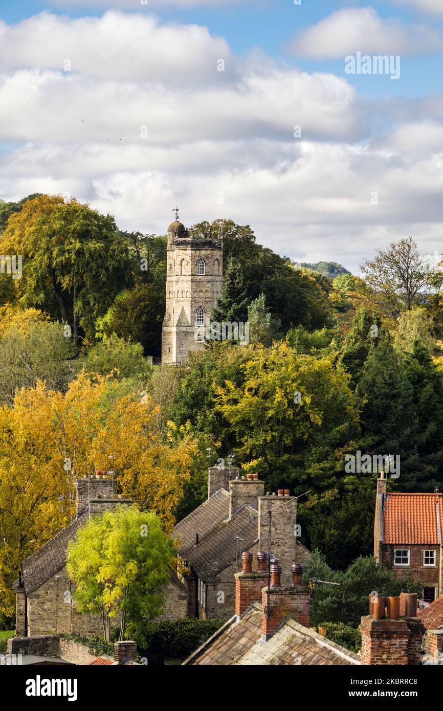 18th siècle Culloden Tower folie avec des arbres de parc en automne. Richmond, Yorkshire du Nord, Angleterre, Royaume-Uni, Grande-Bretagne Banque D'Images
