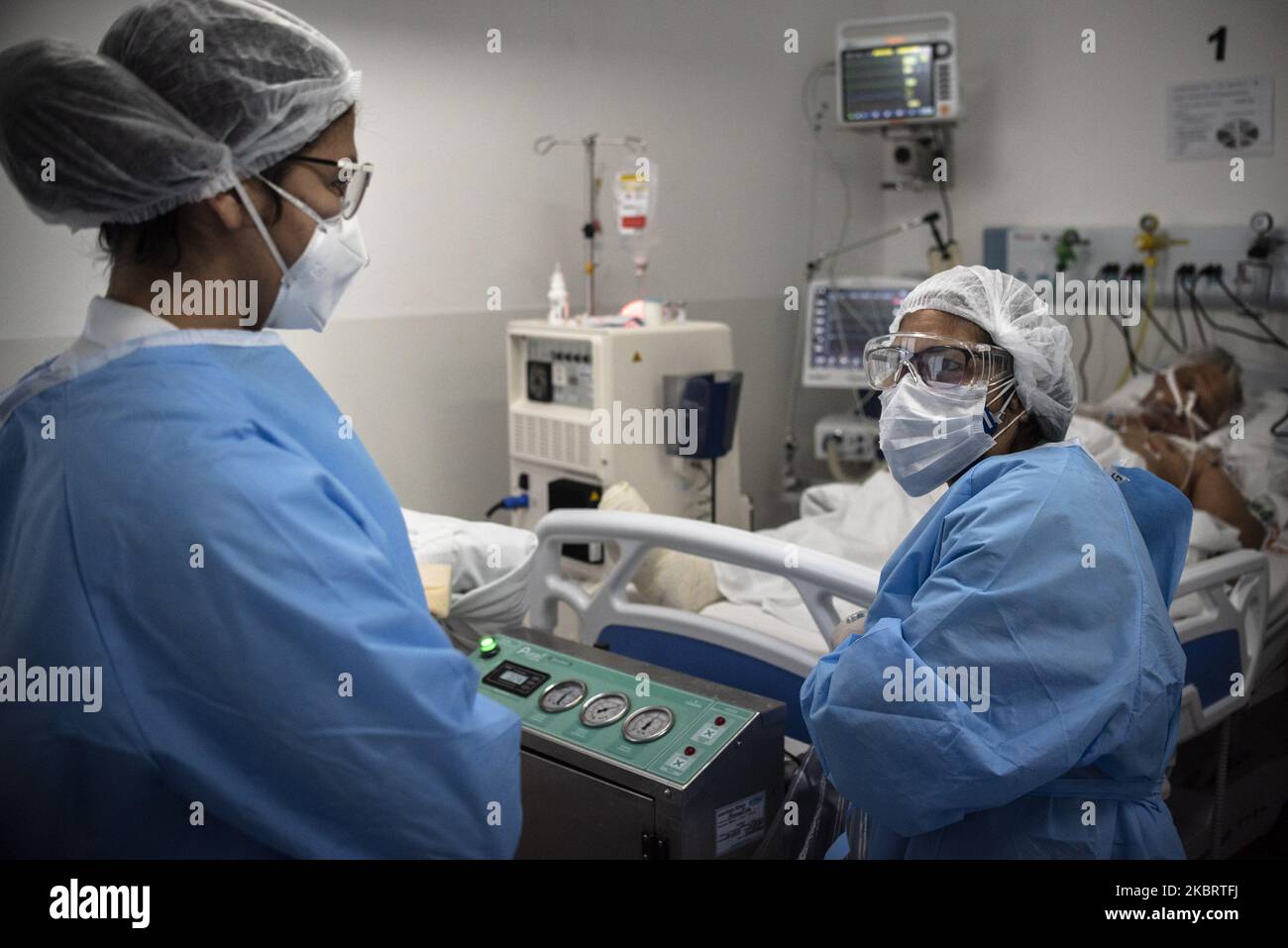 Les patients inconscients et intubés Covid-19 sont traités dans l'unité de soins intensifs de l'hôpital Vila Penteado, dans le quartier de Brasilandia à Sao Paulo, sur 21 juin 2020. Selon une étude publiée à 21 juin, les hôpitaux publics du Brésil, comme Vila Penteado, avaient un taux de mortalité de près de 40% par le nouveau coronavirus, le double par les hôpitaux privés. Brasilandia est l'un des voisins de Sao Paulo avec le plus grand nombre de décès de Covid-19 (photo de Gustavo Basso/NurPhoto) Banque D'Images