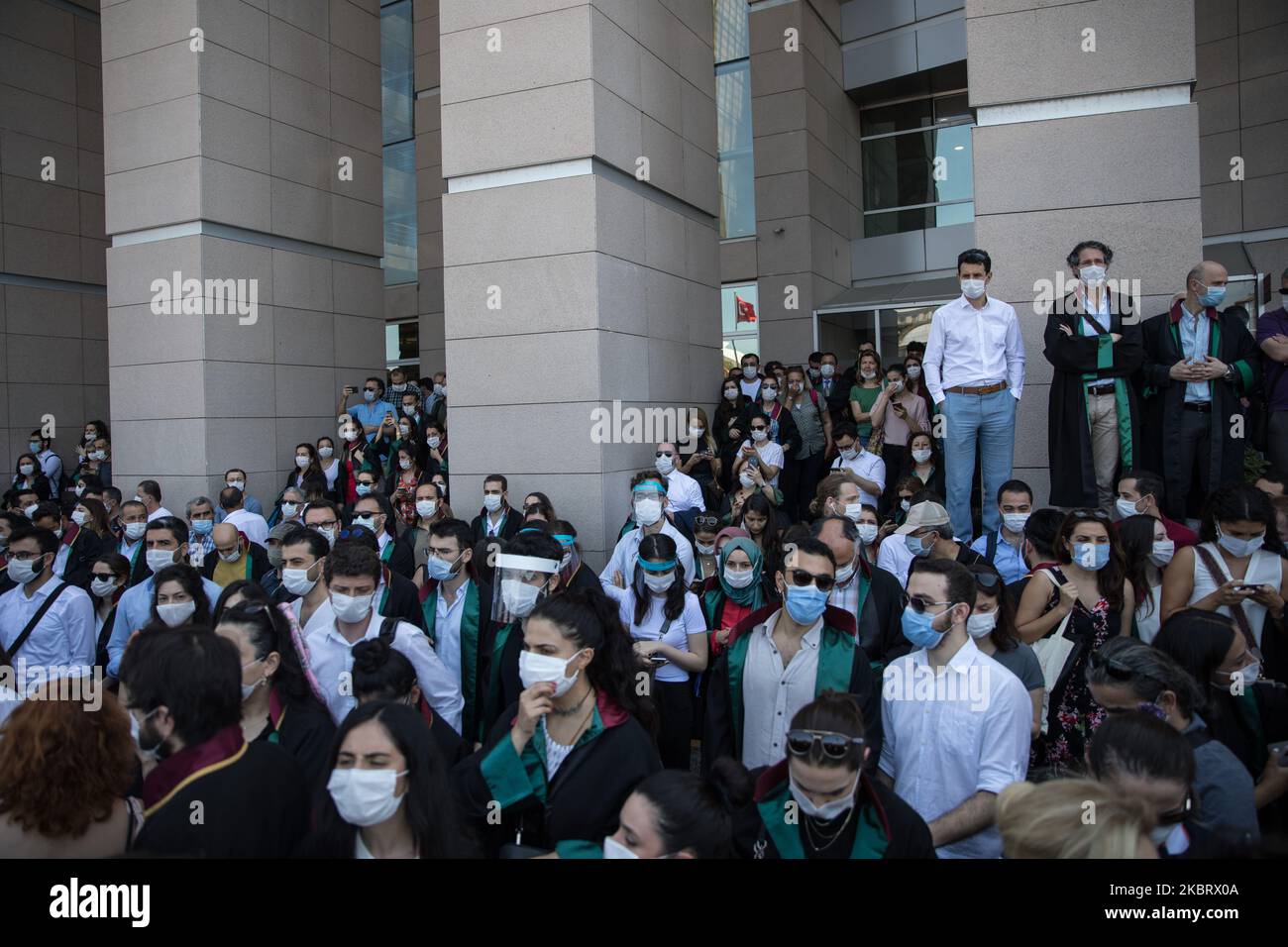 Les avocats se réunissent après l'appel de l'Association du Barreau d'Istanbul réagissent lors d'une marche de protestation contre un projet de loi régissant l'organisation des associations du Barreau, sur 30 juin 2020, à Istanbul, en Turquie. (Photo de CEM TekkeÅŸinoÄŸlu/NurPhoto) Banque D'Images