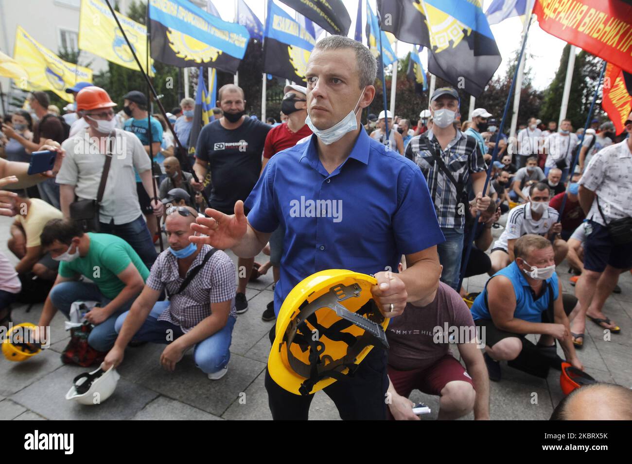 Des mineurs ukrainiens ont frappé leur casque sur le terrain, lors d'une manifestation près du bureau du Président à Kiev, en Ukraine, le 30 juin 2020. Les mineurs exigent le remboursement de la dette salariale et la reprise des entreprises de charbon, selon les médias locaux. (Photo par STR/NurPhoto) Banque D'Images