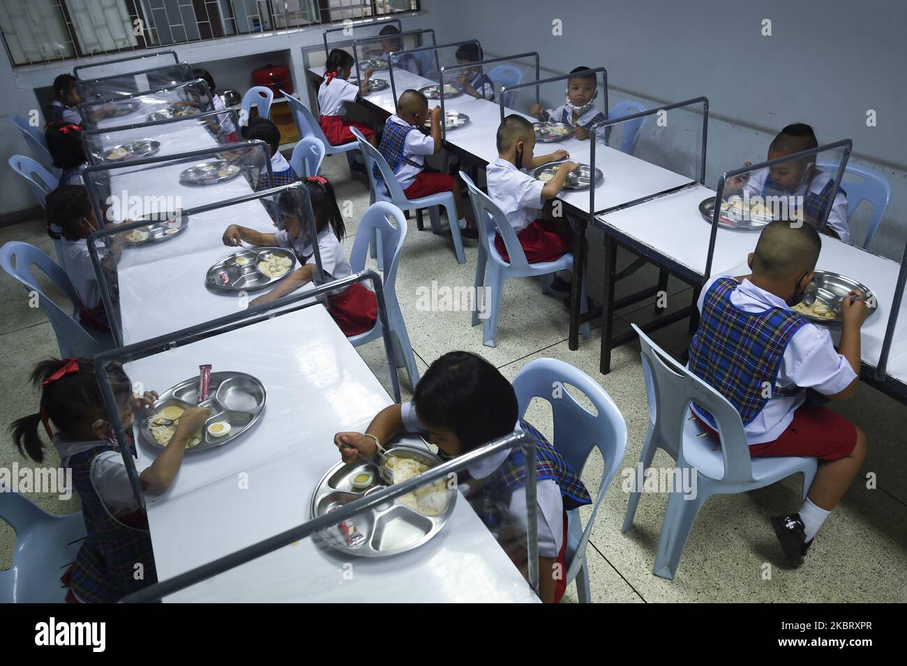 Les élèves de la maternelle mangent leur déjeuner lors de la distanciation sociale après que le gouvernement thaïlandais ait assoupli les mesures d'isolement et introduit la distanciation sociale pour prévenir la propagation de la maladie du coronavirus (COVID-19), à l'école Watpichai à Bangkok, Thaïlande, 01 juillet 2020. (Photo par Anusak Laowilas/NurPhoto) Banque D'Images