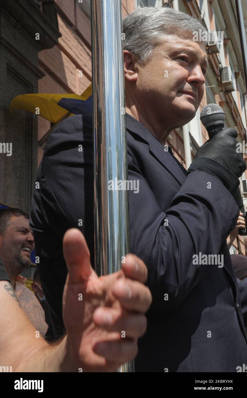 L’ancien président Petro Porochenko s’entretient avec des centaines de ses partisans près du tribunal de district de Pechersk à Kiev, en Ukraine, au 1 juillet 2020. L'ancien président de l'Ukraine Petro Porochenko arrive au tribunal de district de Pechersk à Kiev, qui devrait décider d'une mesure de retenue pour l'ancien président Porochenko dans une affaire d'abus de pouvoir largement considérée comme motivée politiquement. Le bureau du Procureur général a ouvert vingt-quatre affaires impliquant l'ancien président. (Photo par Sergii Kharchenko/NurPhoto) Banque D'Images