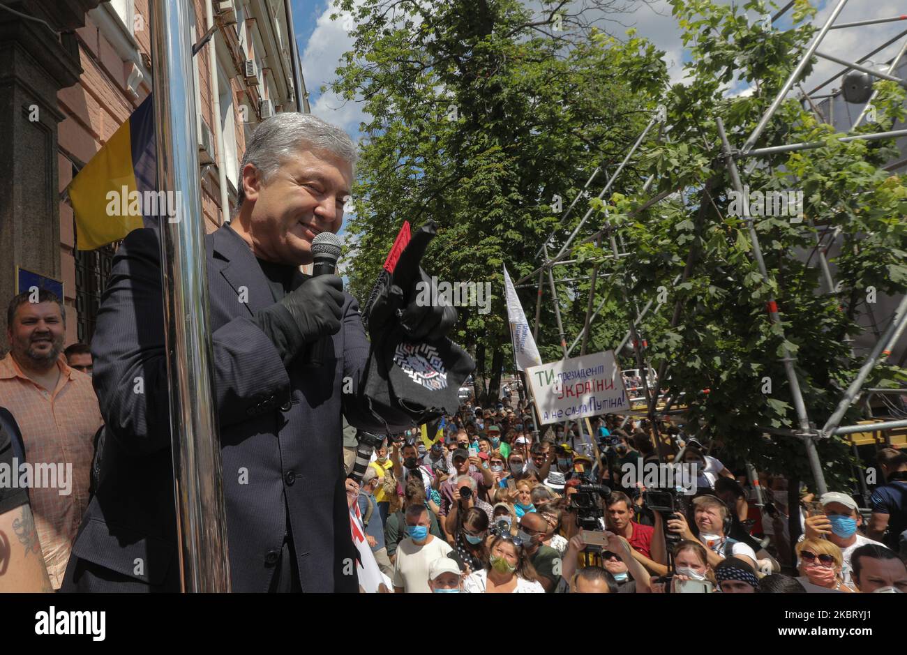 L’ancien président Petro Porochenko s’entretient avec des centaines de ses partisans près du tribunal de district de Pechersk à Kiev, en Ukraine, au 1 juillet 2020. L'ancien président de l'Ukraine Petro Porochenko arrive au tribunal de district de Pechersk à Kiev, qui devrait décider d'une mesure de retenue pour l'ancien président Porochenko dans une affaire d'abus de pouvoir largement considérée comme motivée politiquement. Le bureau du Procureur général a ouvert vingt-quatre affaires impliquant l'ancien président. (Photo par Sergii Kharchenko/NurPhoto) Banque D'Images