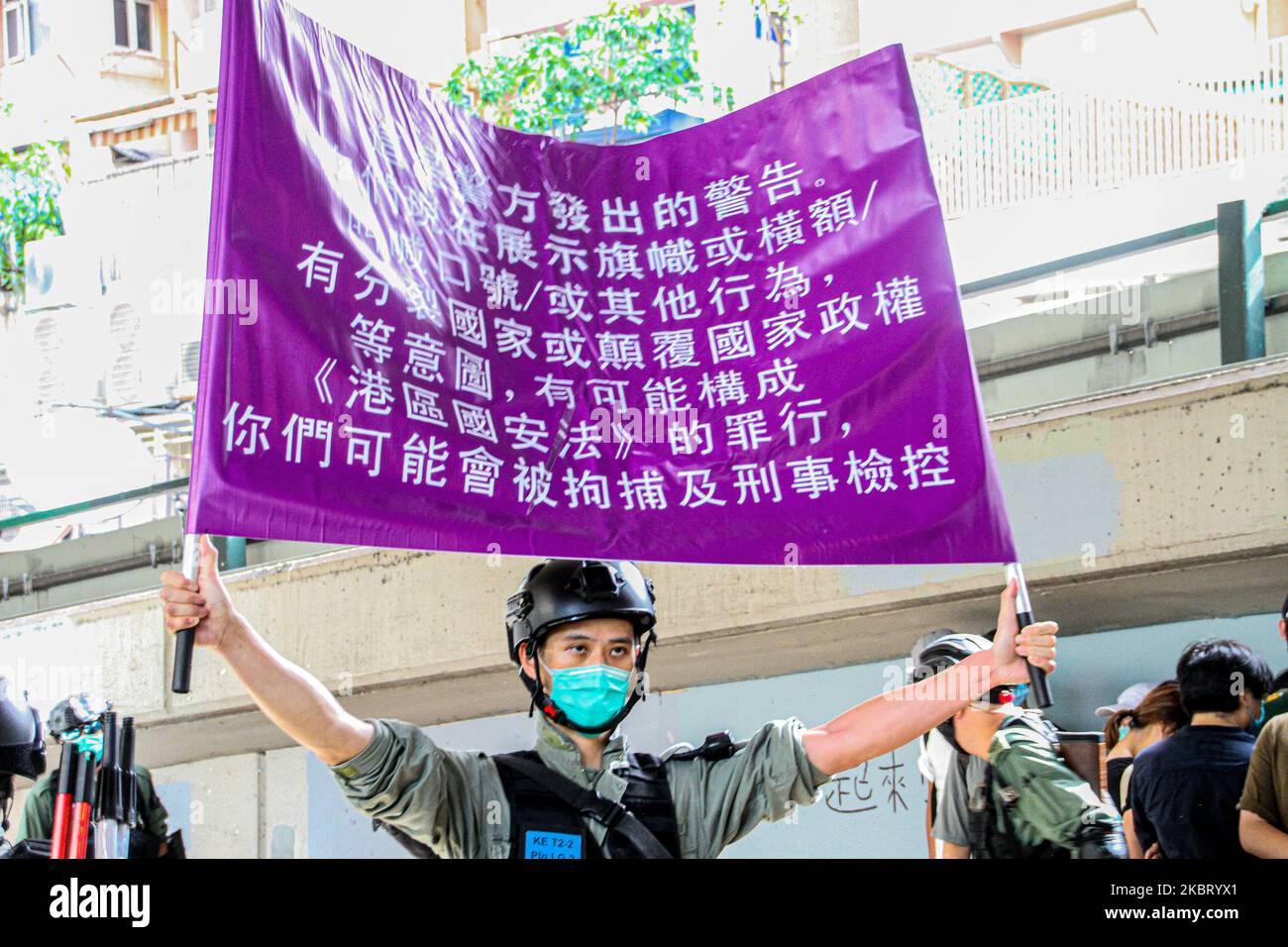 La police lève le nouveau drapeau violet qui avertit les résidents que le comportement actuel risque de enfreindre la loi sur la sécurité nationale, WAN Chai, Hong Kong, 1st juillet 2020 (photo de Tommy Walker/NurPhoto) Banque D'Images