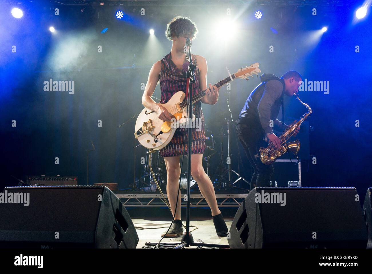 Ezra Furman, musicien et compositeur américain, se produit sur scène au Reading Festival 2016 à Reading, Berkshire, Royaume-Uni, sur 28 août 2016. (Photo par Alberto Pezzali/NurPhoto) Banque D'Images