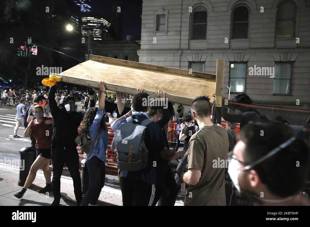 Plus d'une semaine après l'installation du camp des manifestants, la prise de contrôle d'un petit parc près du siège de la police et de l'hôtel de ville se poursuit à New York, aux Etats-Unis, sur 30 juin,2020. Quelques heures avant la date limite de minuit pour passer le budget de la ville, les manifestants qui prennent part à l'hôtel de ville d'Occupy, exigent que la ville définance le service de police et réallouent le financement à divers services communautaires. (Photo de John Lamparski/NurPhoto) Banque D'Images