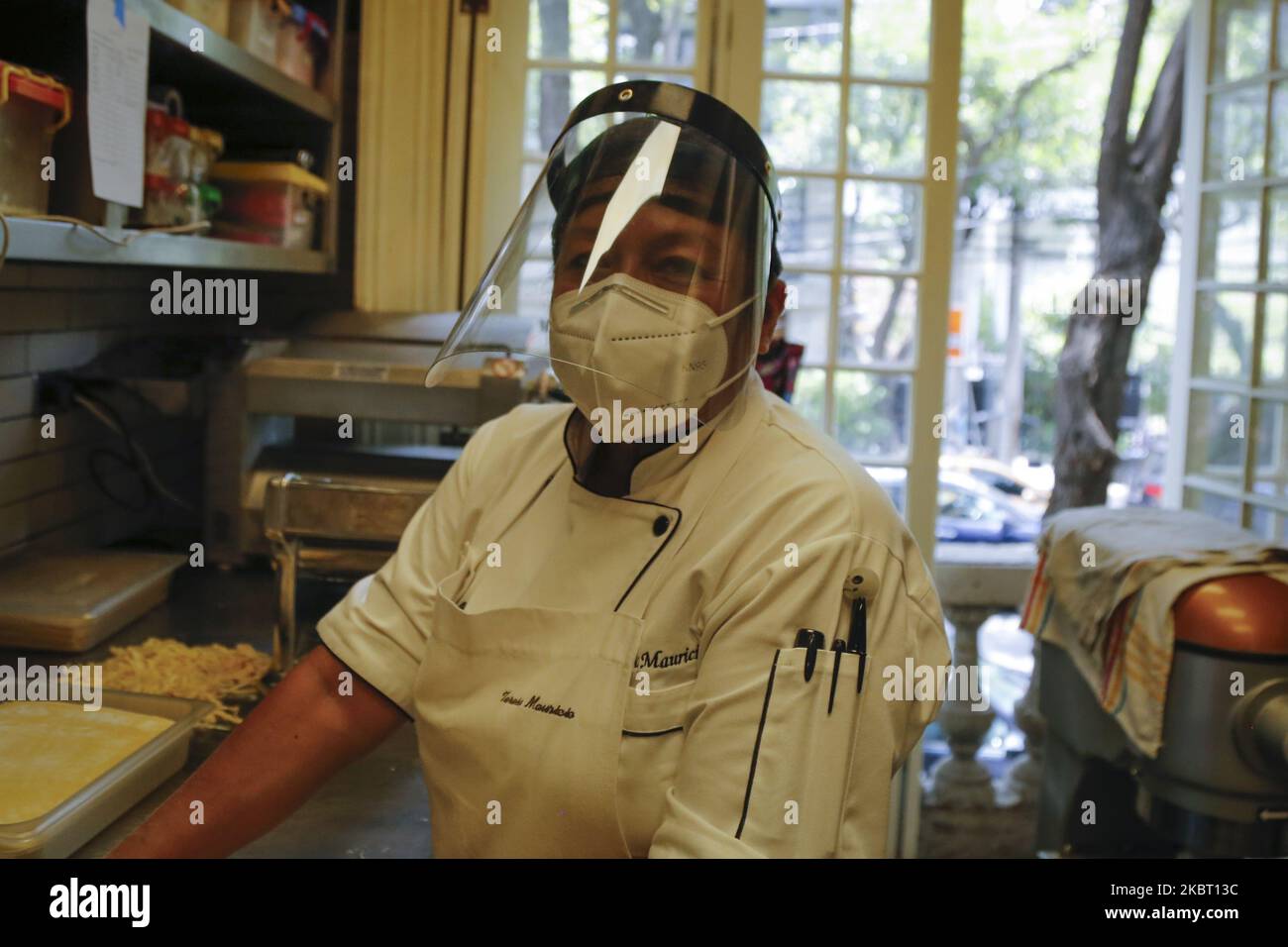 Un cuisinier pose un portrait dans un restaurant de 01 juillet 2020 à Mexico, Mexique. Aujourd'hui a commencé la réouverture de restaurants alimentaires à Mexico à 30% de capacité avec des mesures sanitaires strictes. (Photo de Guillermo Gutiérrez/NurPhoto) Banque D'Images