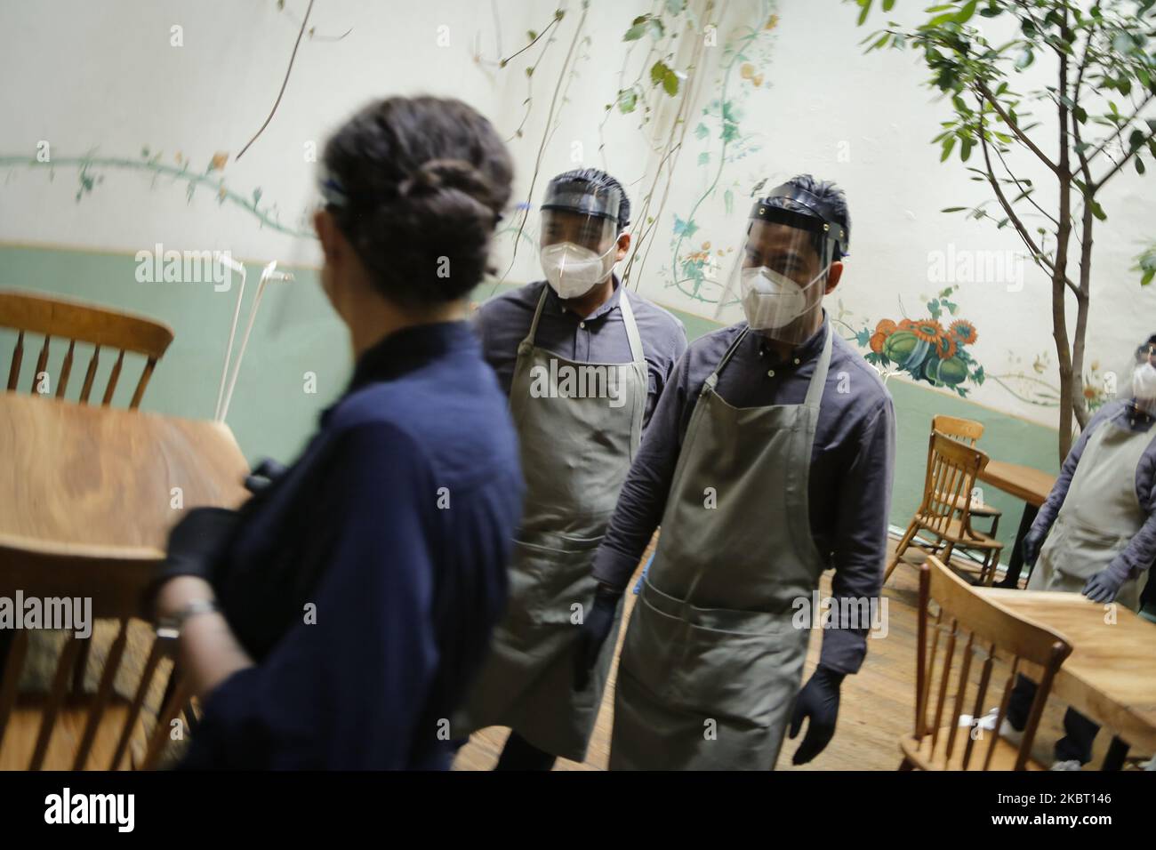 Les serveurs se préparent à rouvrir un restaurant sur 01 juillet 2020 à Mexico, au Mexique. Aujourd'hui a commencé la réouverture de restaurants alimentaires à Mexico à 30% de capacité avec des mesures sanitaires strictes. (Photo de Guillermo Gutiérrez/NurPhoto) Banque D'Images