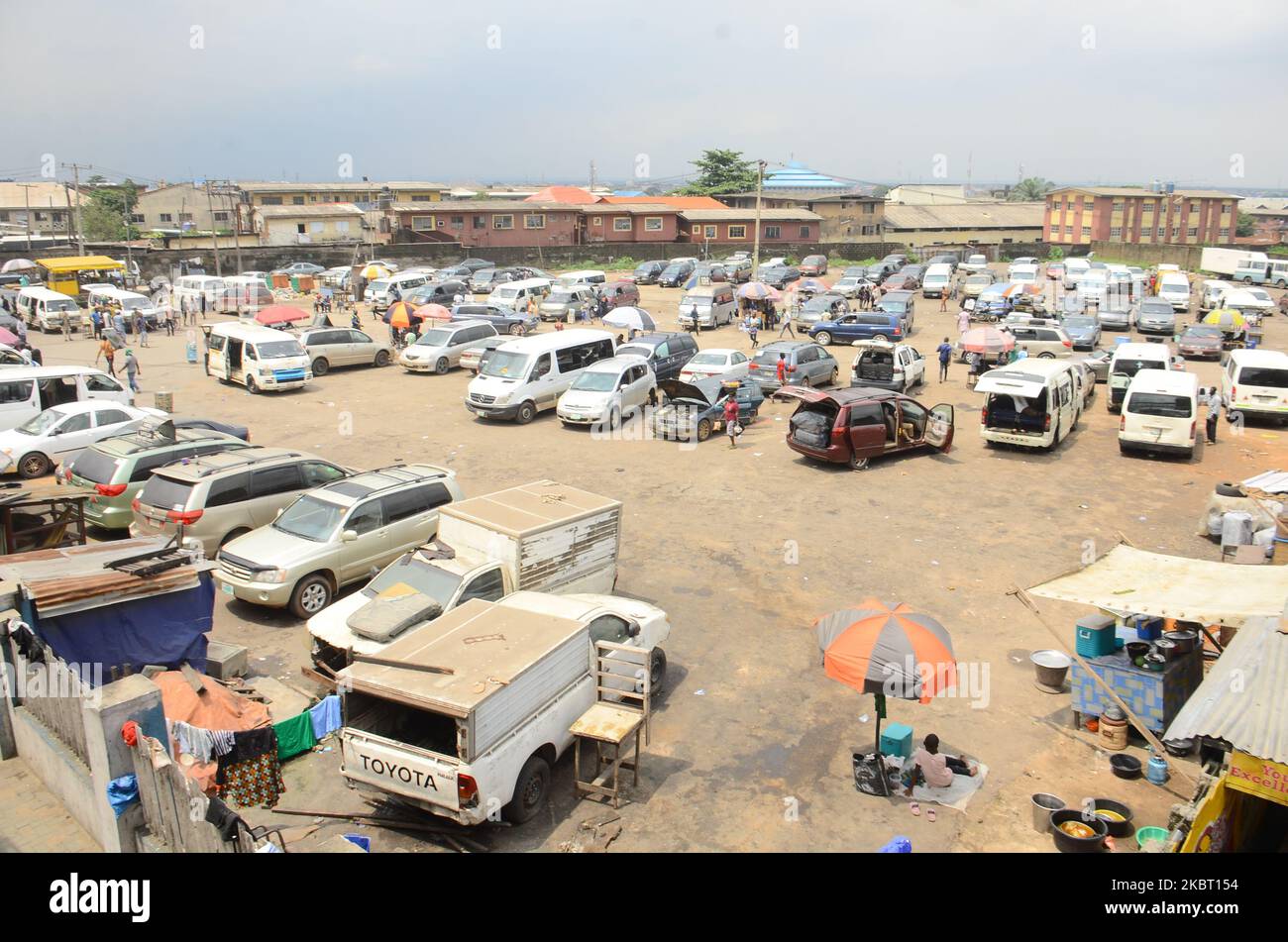 Vue générale du terminal de bus avec peu de passagers comme la plupart des voyageurs ne sont toujours pas au courant de la facilité de voyage libre entre États par le gouvernement fédéral pour rouvrir l'économie du pays après trois mois de confinement comme mesure pour freiner la propagation du coronavirus ( COVID-19 ) Au terminal de bus suivant la facilité des voyages entre États, au terminal de bus d'ojota à Lagos, au Nigeria sur 1 juillet 2020. (Photo par Olukayode Jaiyeola/NurPhoto) Banque D'Images