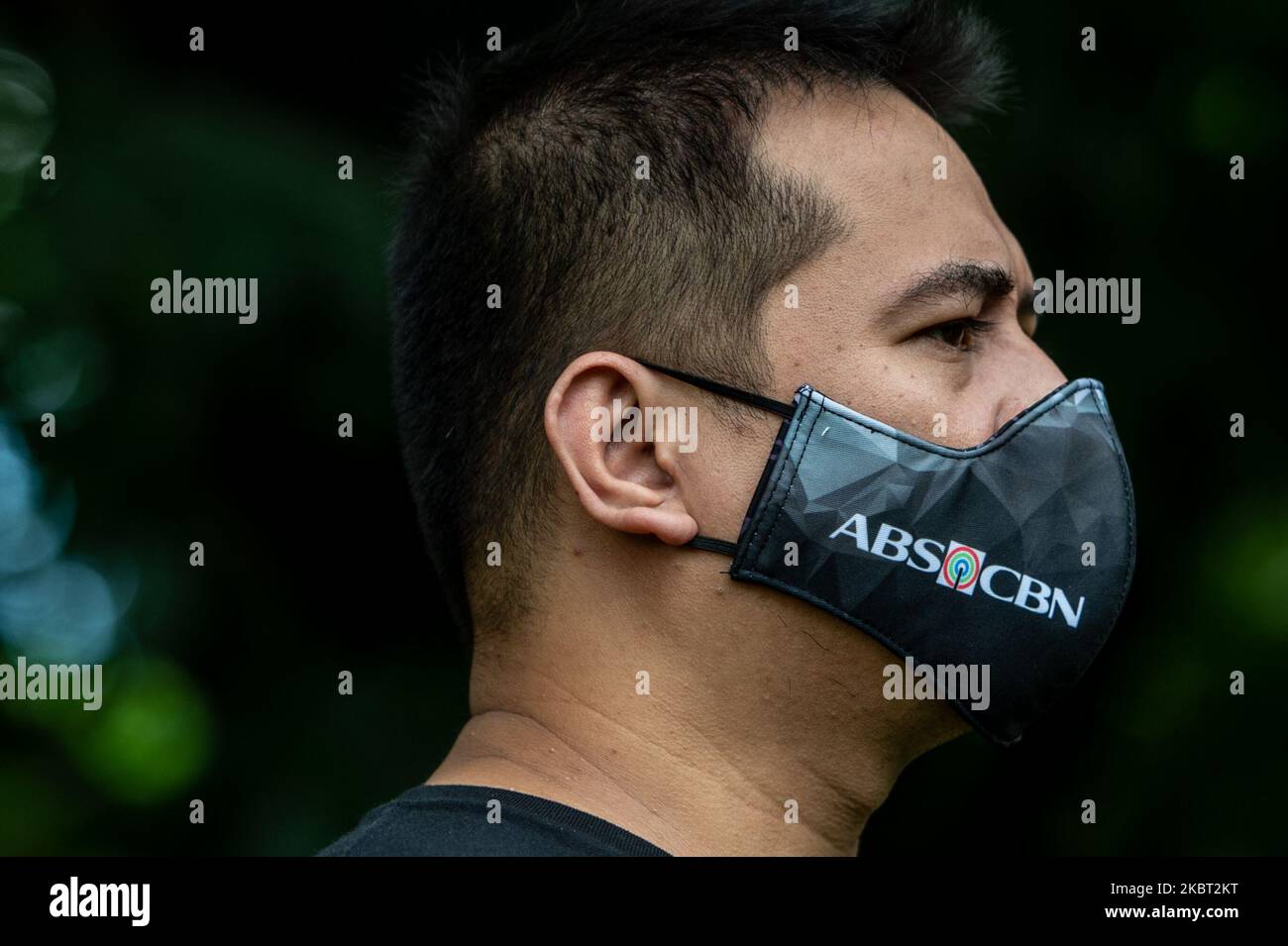 Un homme portant un masque avec le logo du réseau de diffusion philippin ABS-CBN se joint à une manifestation appelant au renouvellement de la franchise du géant des médias sur 3 juillet 2020 à Quezon City, aux Philippines. Une ordonnance de cesser et de s’abstenir contre ABS-CBN a été rendue à 5 mai, entraînant l’interruption des opérations de radiodiffusion et de télévision à l’échelle nationale (photo de Lisa Marie David/NurPhoto). Banque D'Images